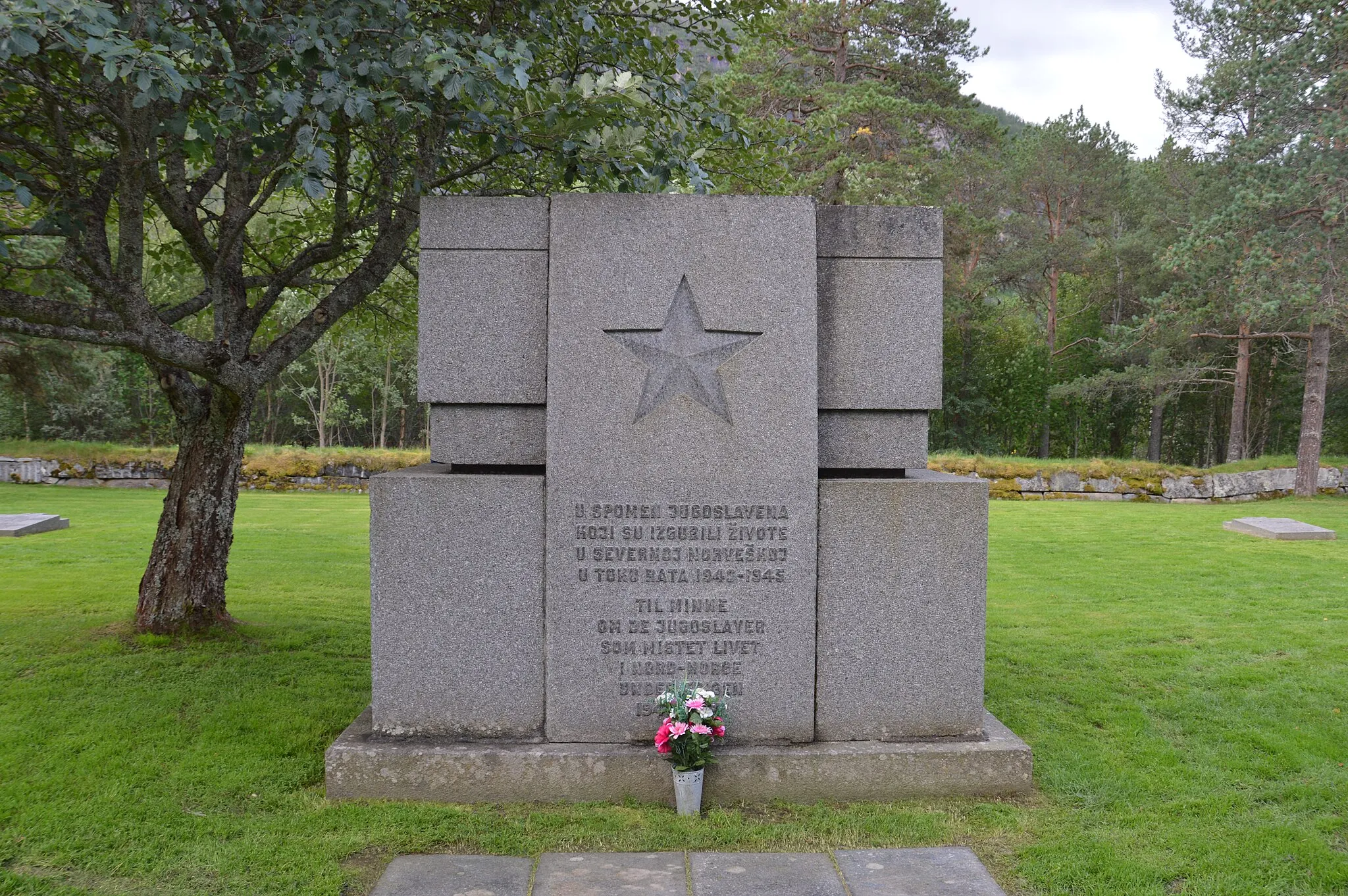 Photo showing: Churchyard for in Botn, Saltdal, Norway, for Jugoslav war prisoners who worked on the road