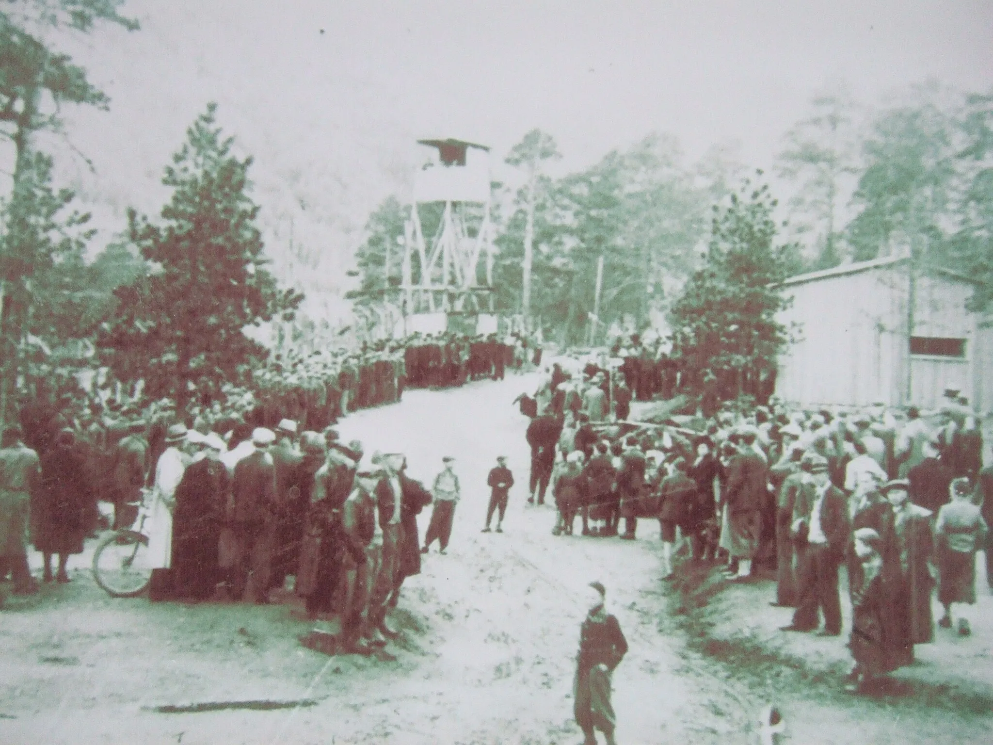 Photo showing: In may/june 1945 the POW camp in Botn, Saltdal, Norway, was liberated. Lots of peoples from the village have come to see the camp when it was opened and the russian soldiers was released.