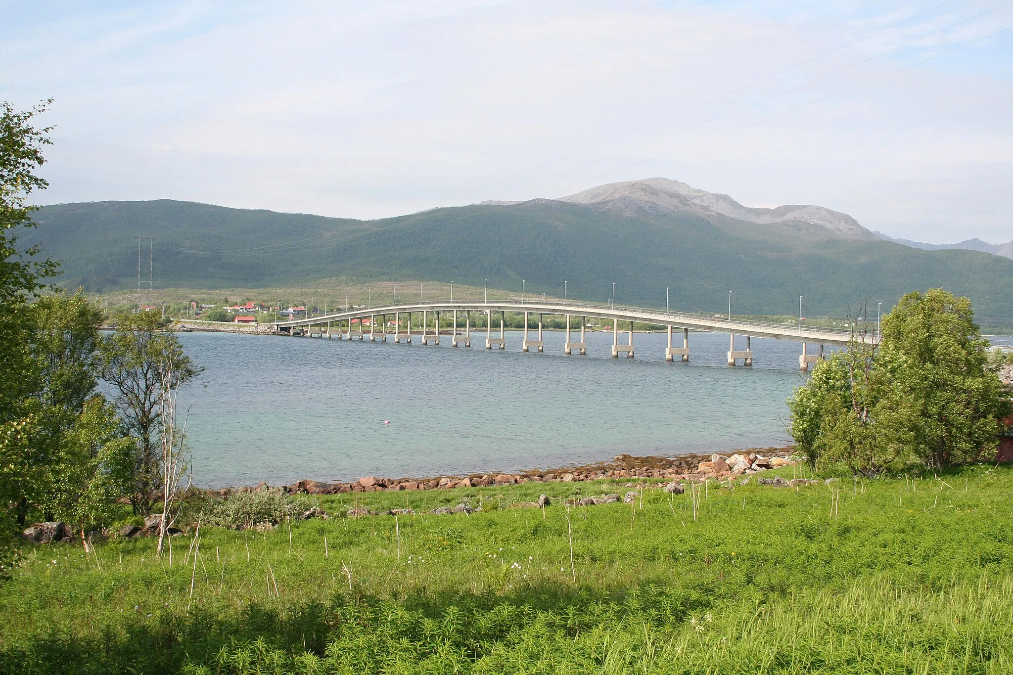 Photo showing: Picture of Kvalsaukan Bridge in Norway, taken 11 June 2006. This picture is taken by me.