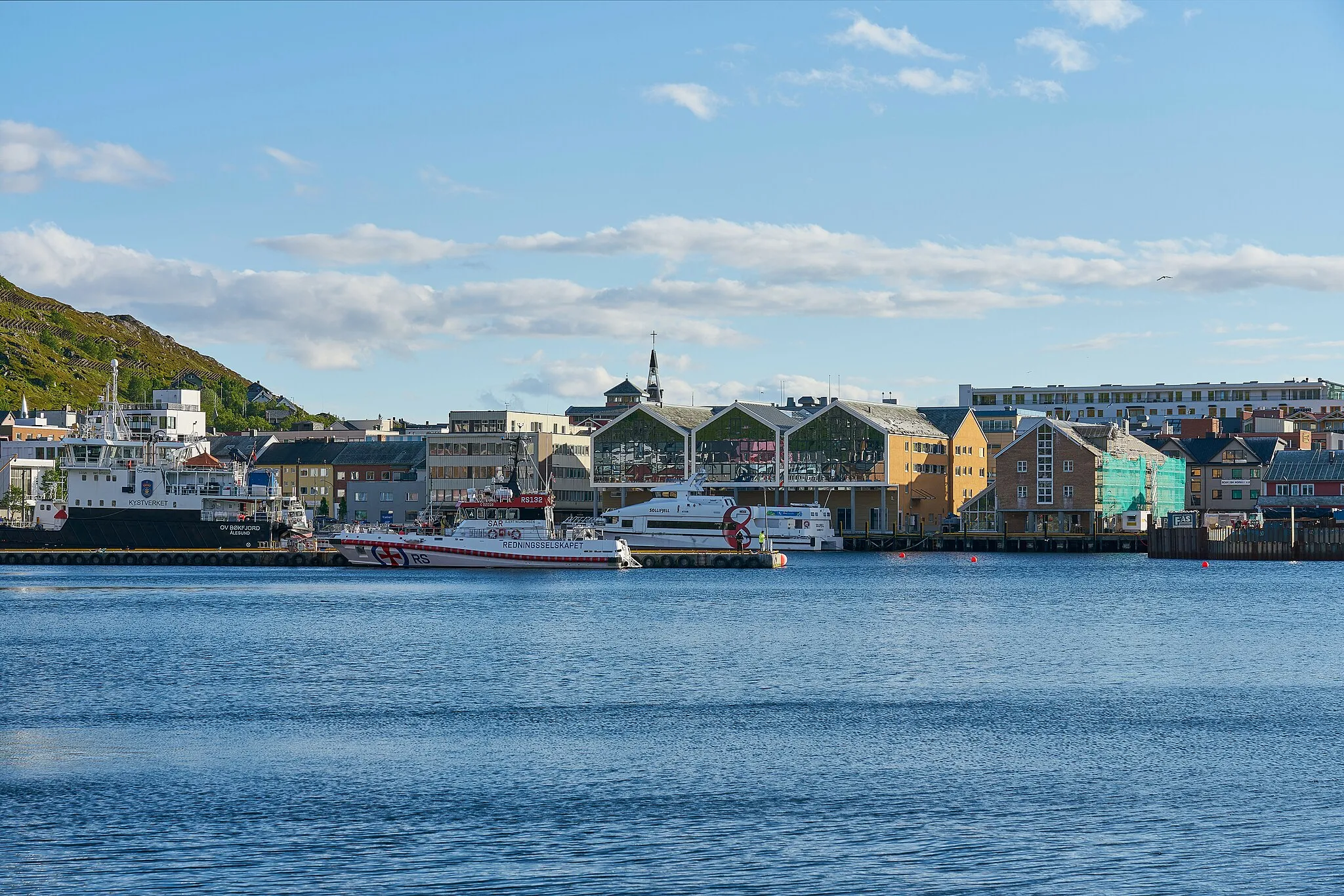 Photo showing: Old town and jetties seen from north - Hammerfest, Norway