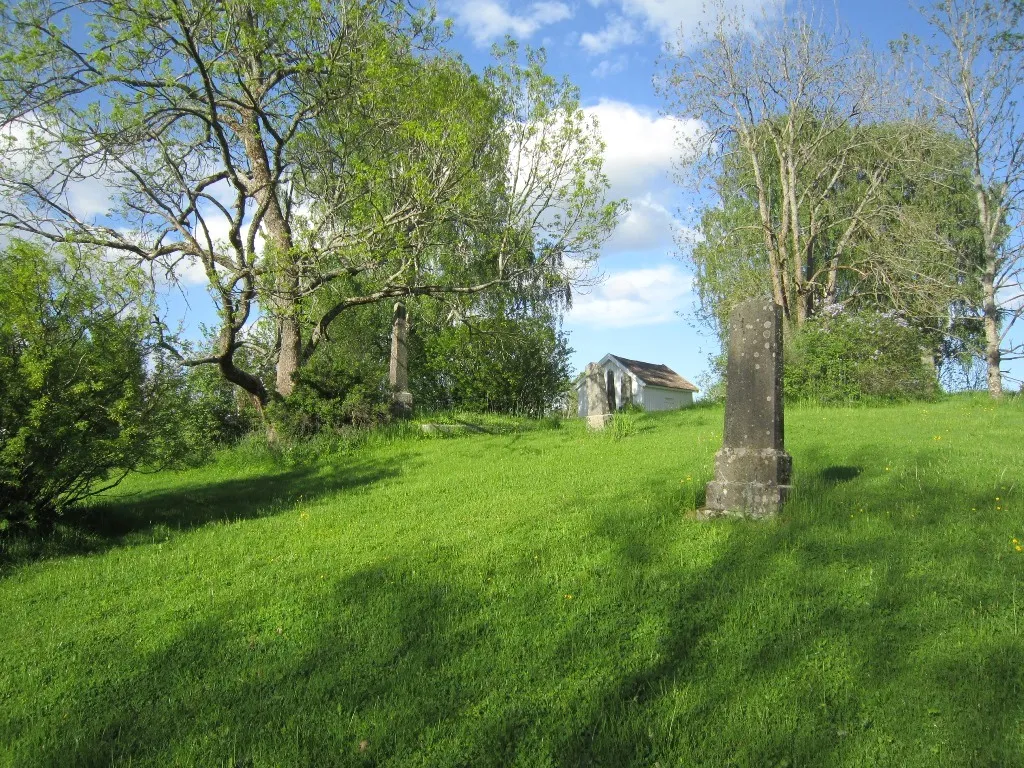 Photo showing: Løken gamle kirkegård, tidligere kirkested på Løken