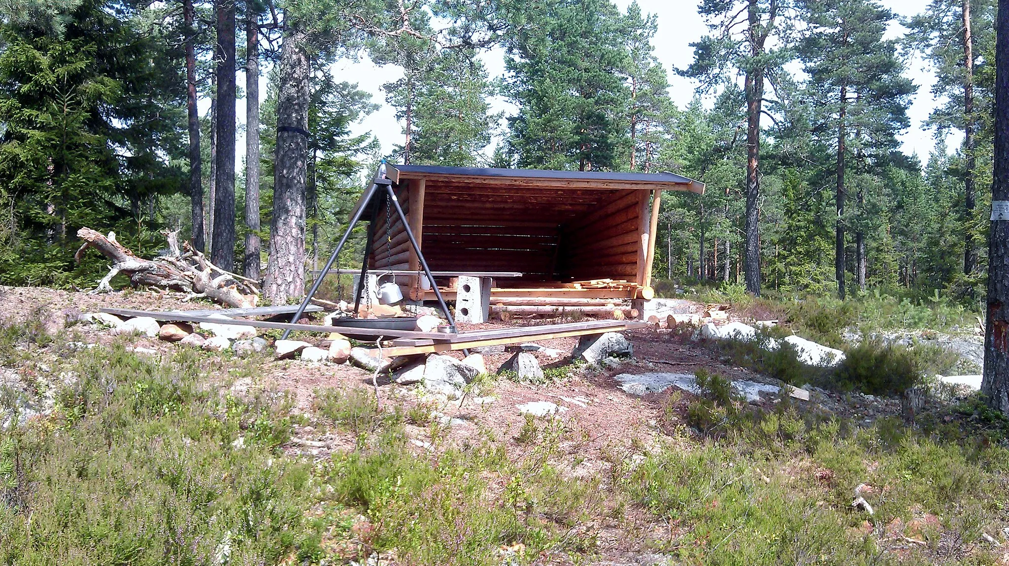 Photo showing: Gapahuk til Haneborg skole - i Dingsrudåsen på Lierfoss i Aurskog-Høland kommune.