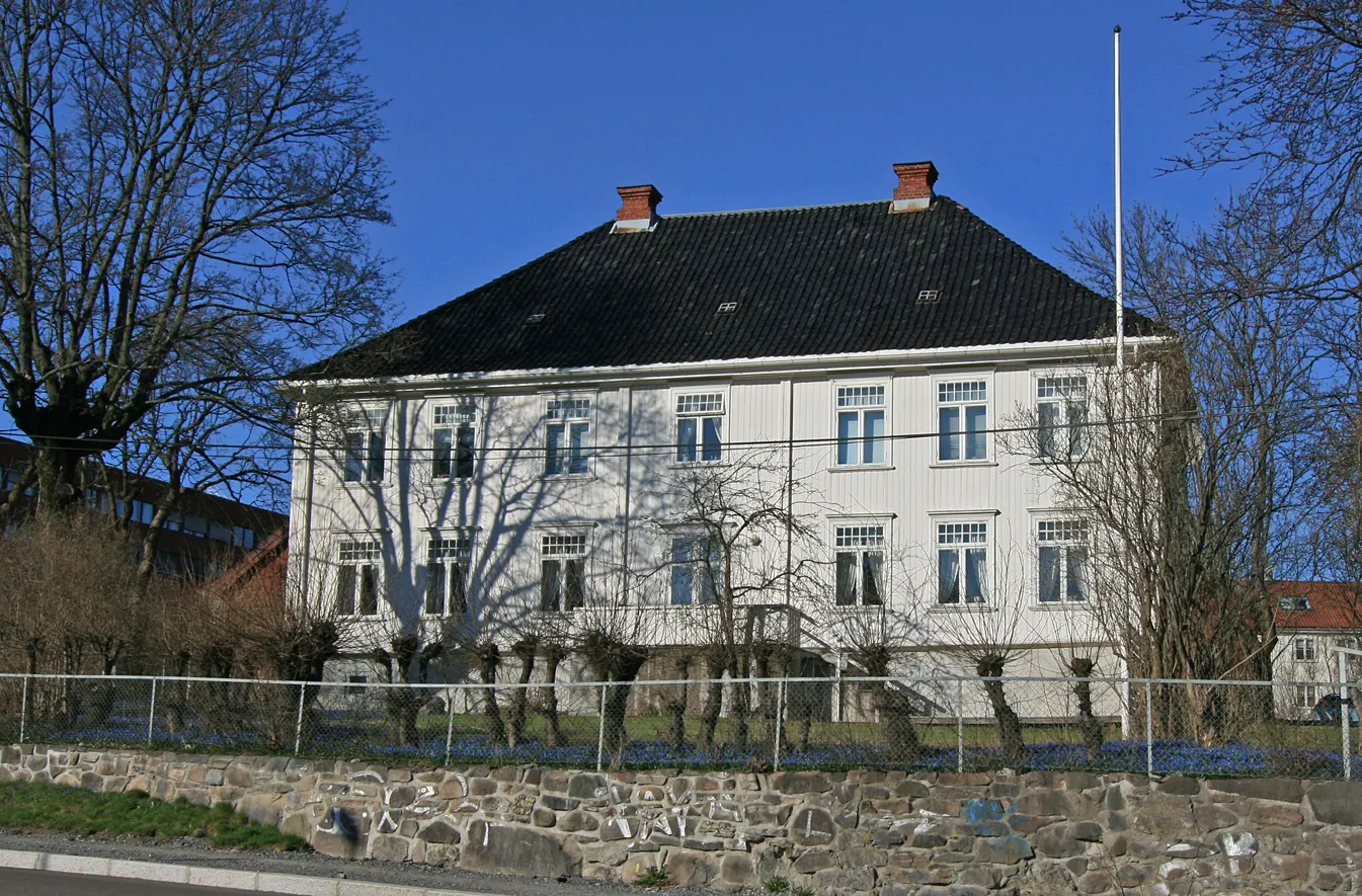 Photo showing: Nedre Blindern gård, Blindernveien 19, Oslo. Oppført mellom 1790 og 1800. Prestegård for Vestre Aker fra 1856. Freda.