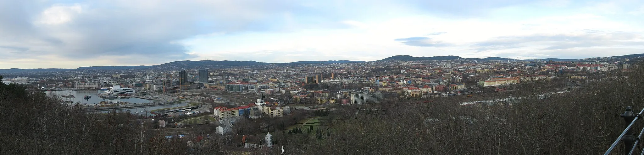 Photo showing: Panorama view of central Oslo from Valhallveien, near Ekeberglettet, Norway. Stitched together with Hugin Version 0.7.0 (SVN 3465).