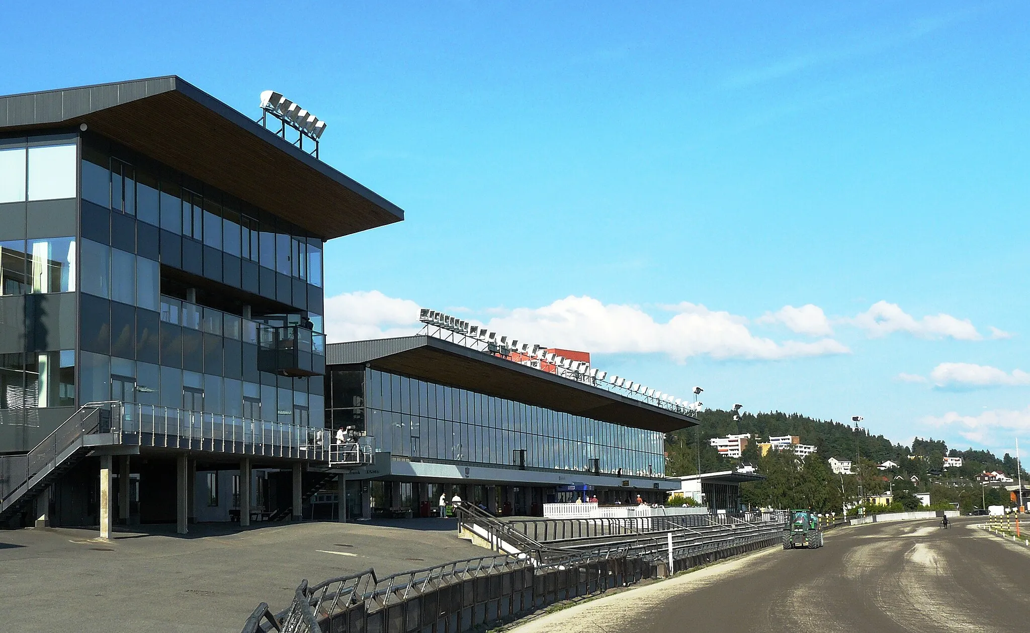 Photo showing: Bjerke Travbane / trot racing arena in Oslo, the main arena building with the track