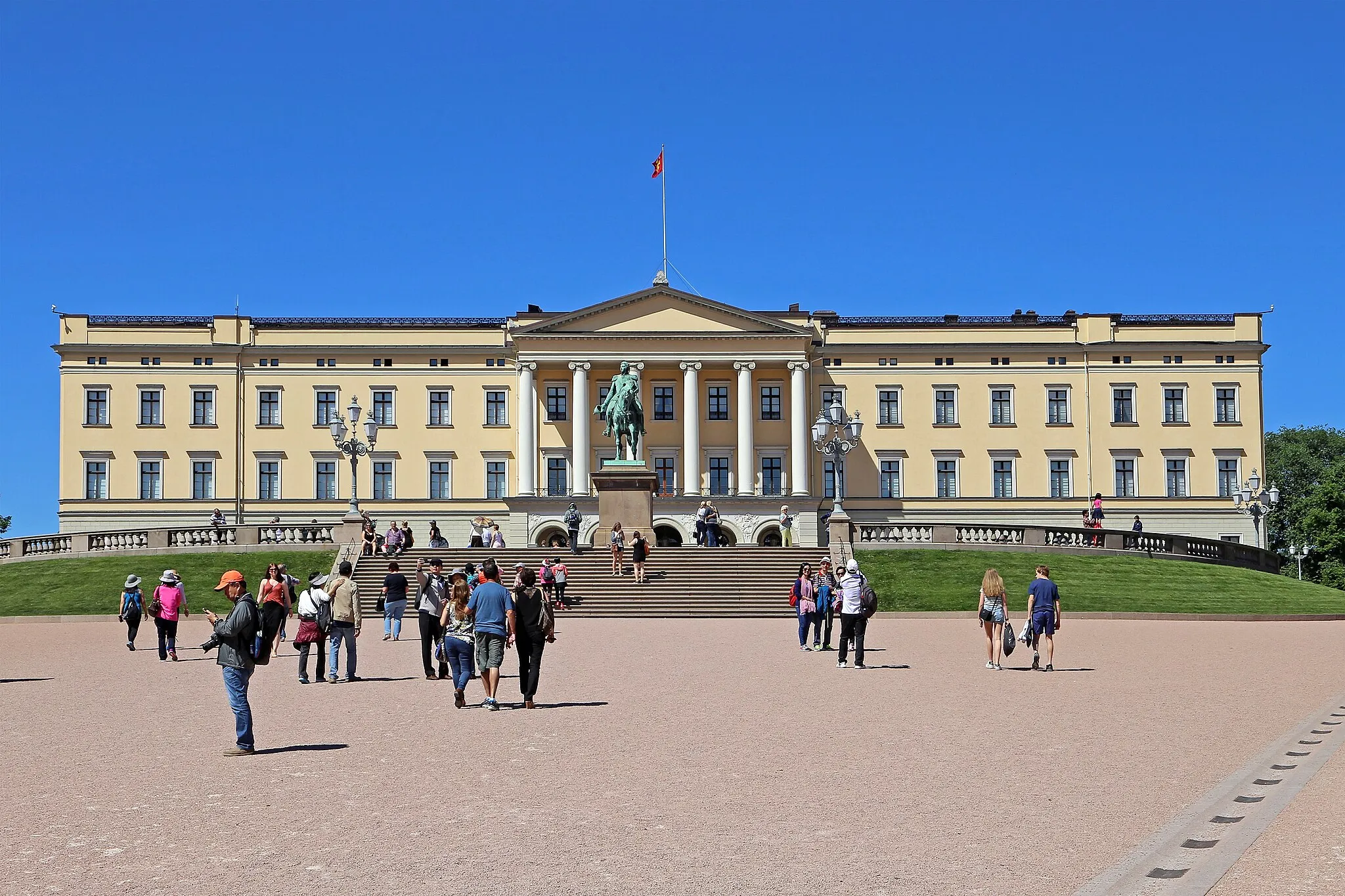 Photo showing: Castle of Oslo (main front with castle square). It serves as the royal palace of the king.