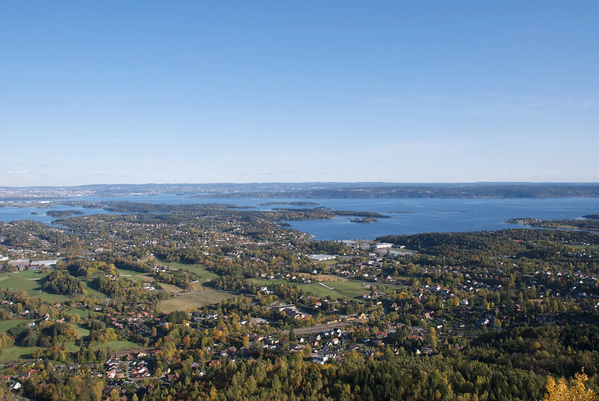 Photo showing: Utsikt fra Skaugumsåsen på Hvalstad i Asker kommune