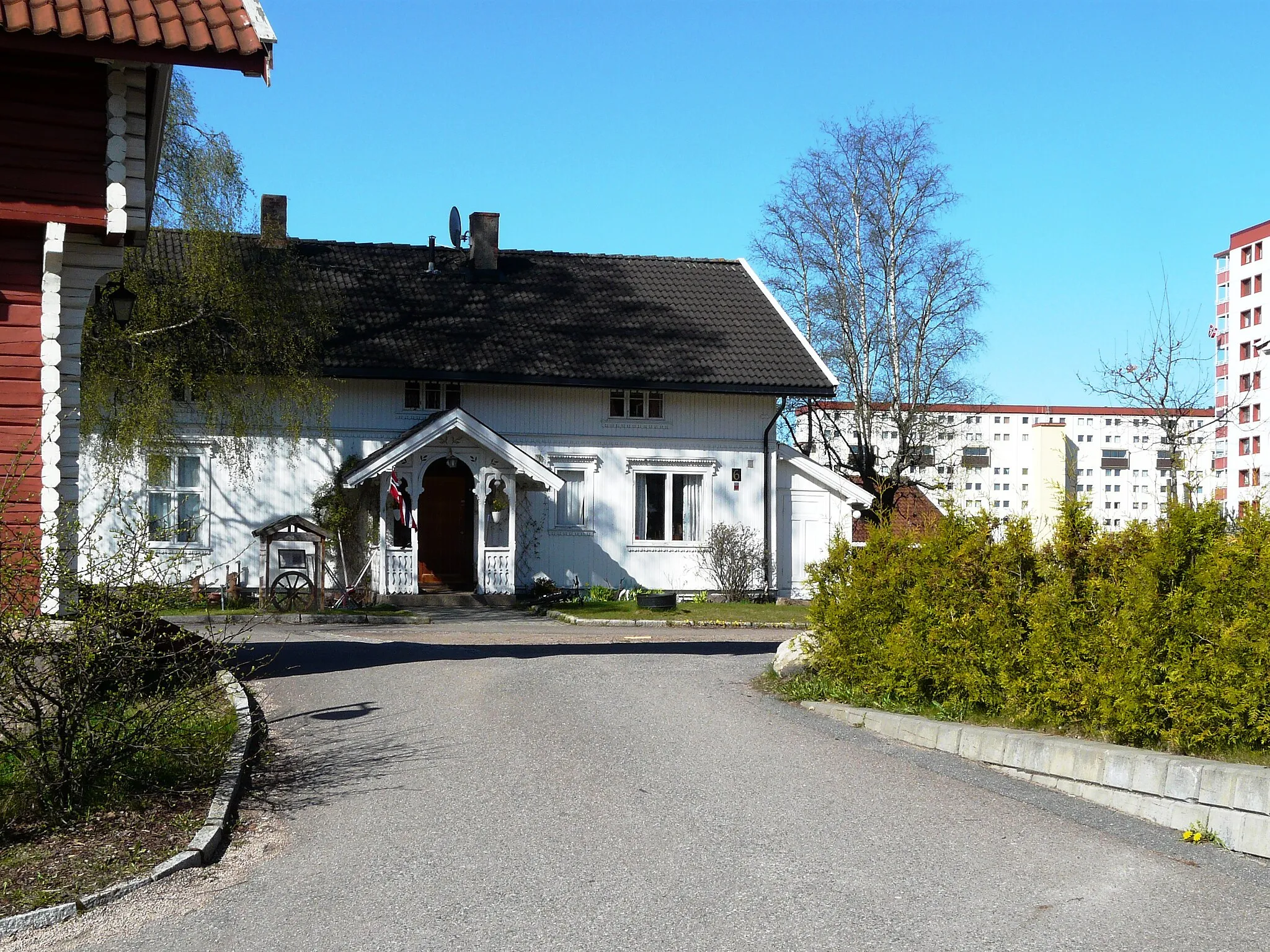 Photo showing: Farmhouse between tall buildings at Rødtvet, Oslo.