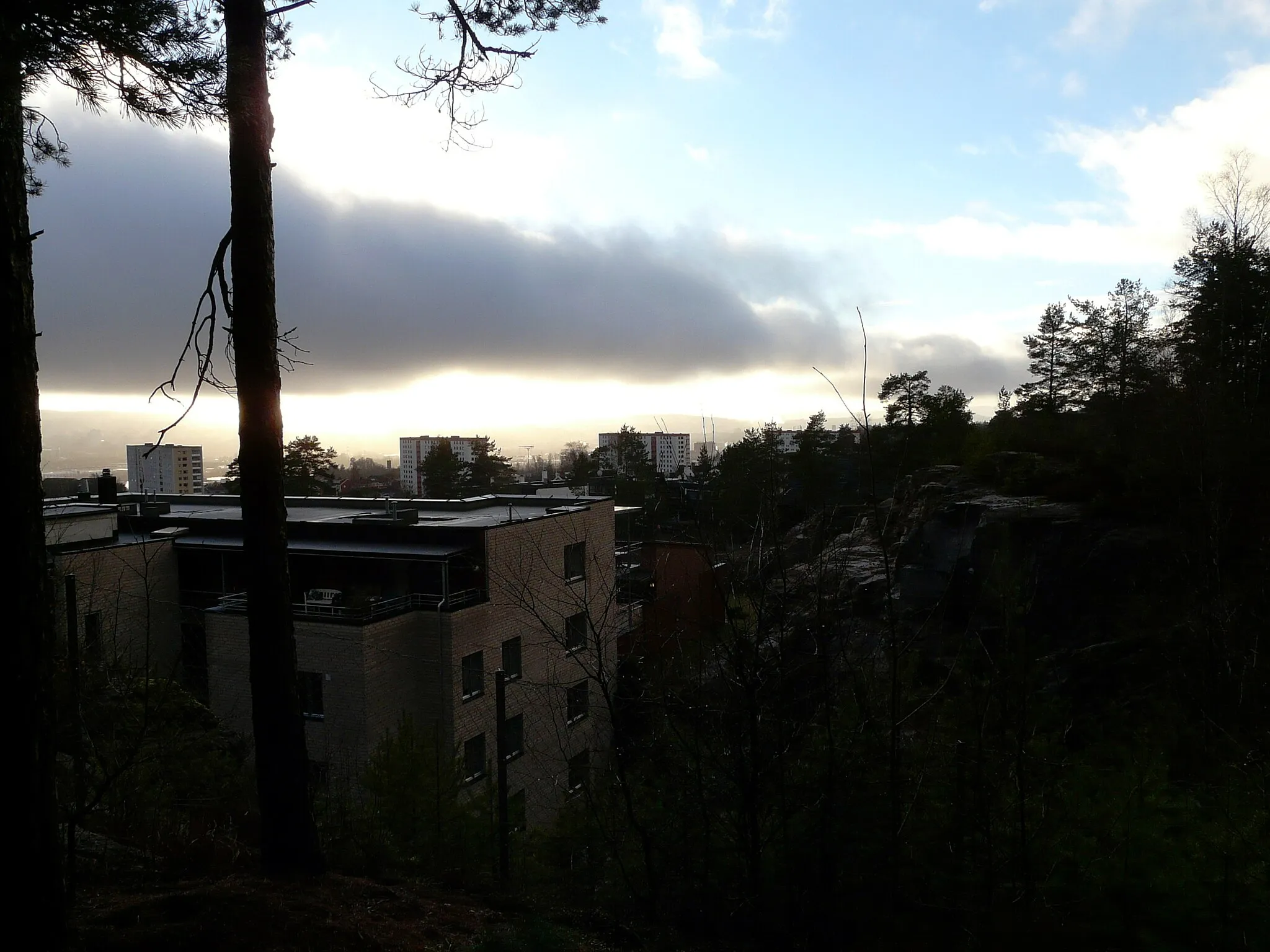 Photo showing: Bebyggelse i skogkanten. Rødtvet-blokkene i bakgrunnen. Groruddalen, Oslo.