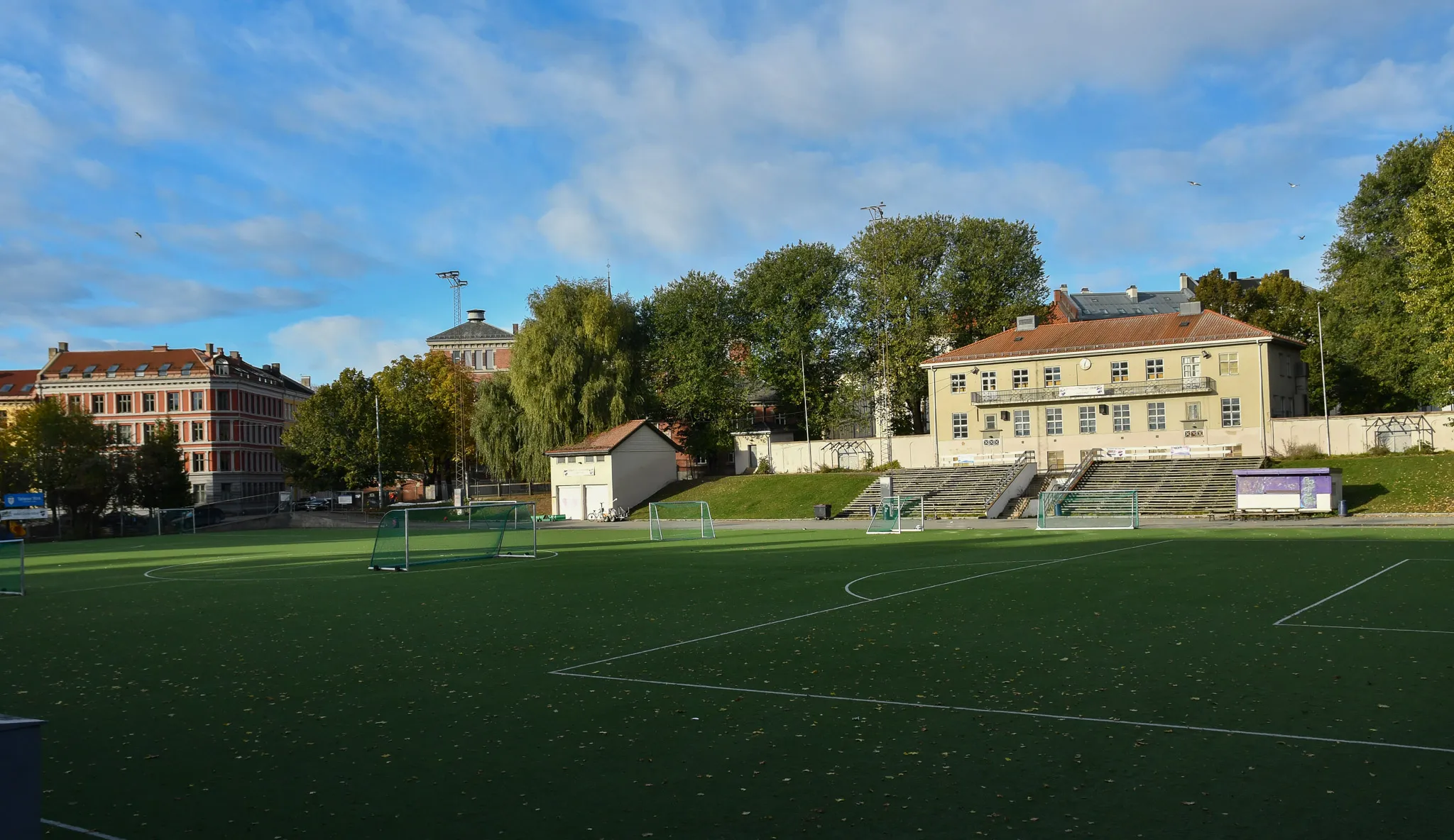 Photo showing: Dælenenga idrettspark med klubbhuset og til venstre Falsens gate 16A og B. Nissens gate går inn til høyre for 16B.