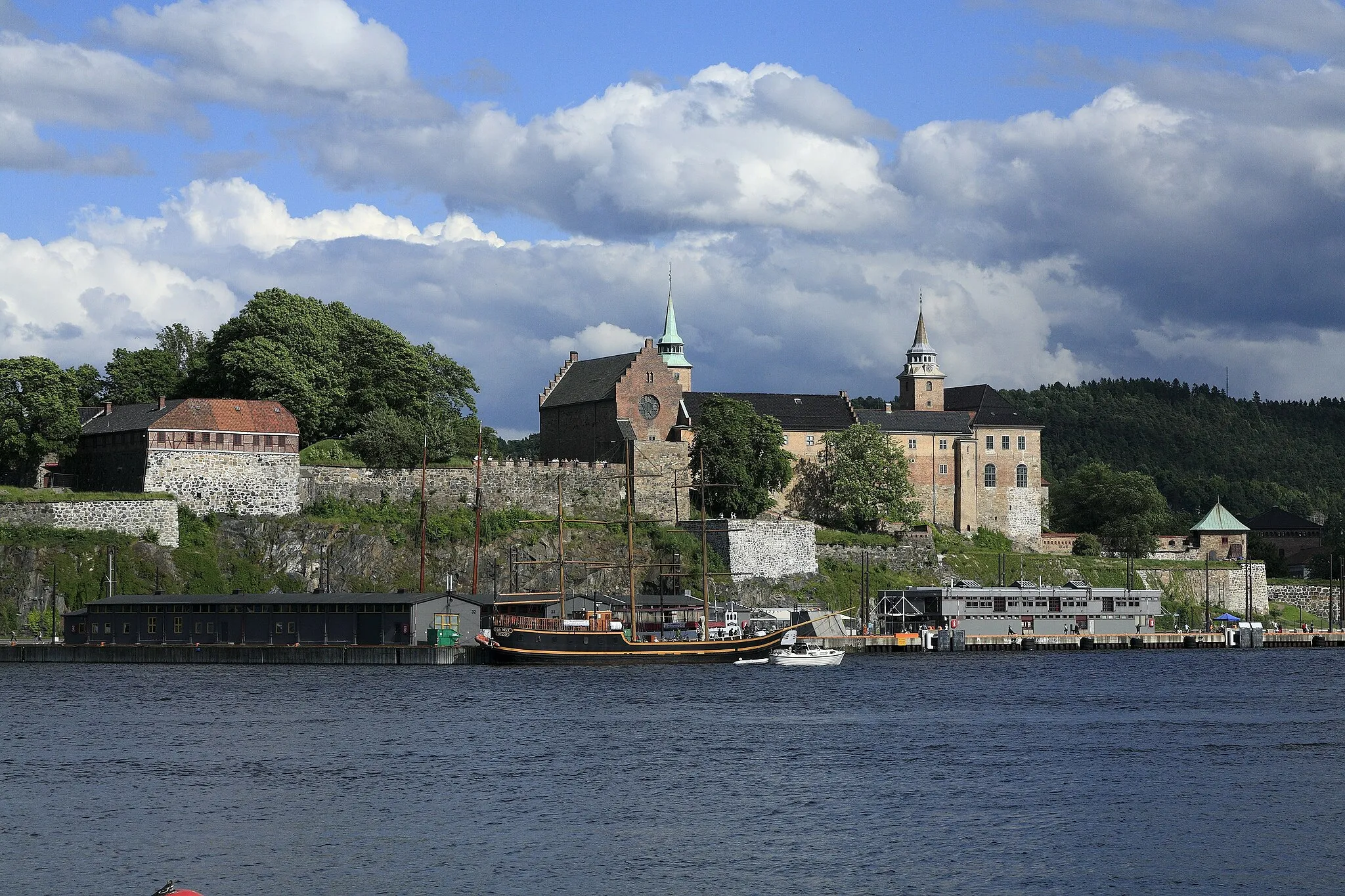 Photo showing: Von Aker Brygge, vor der Festung liegt der Liegeplatz für Kreuzfahrtschiffe.