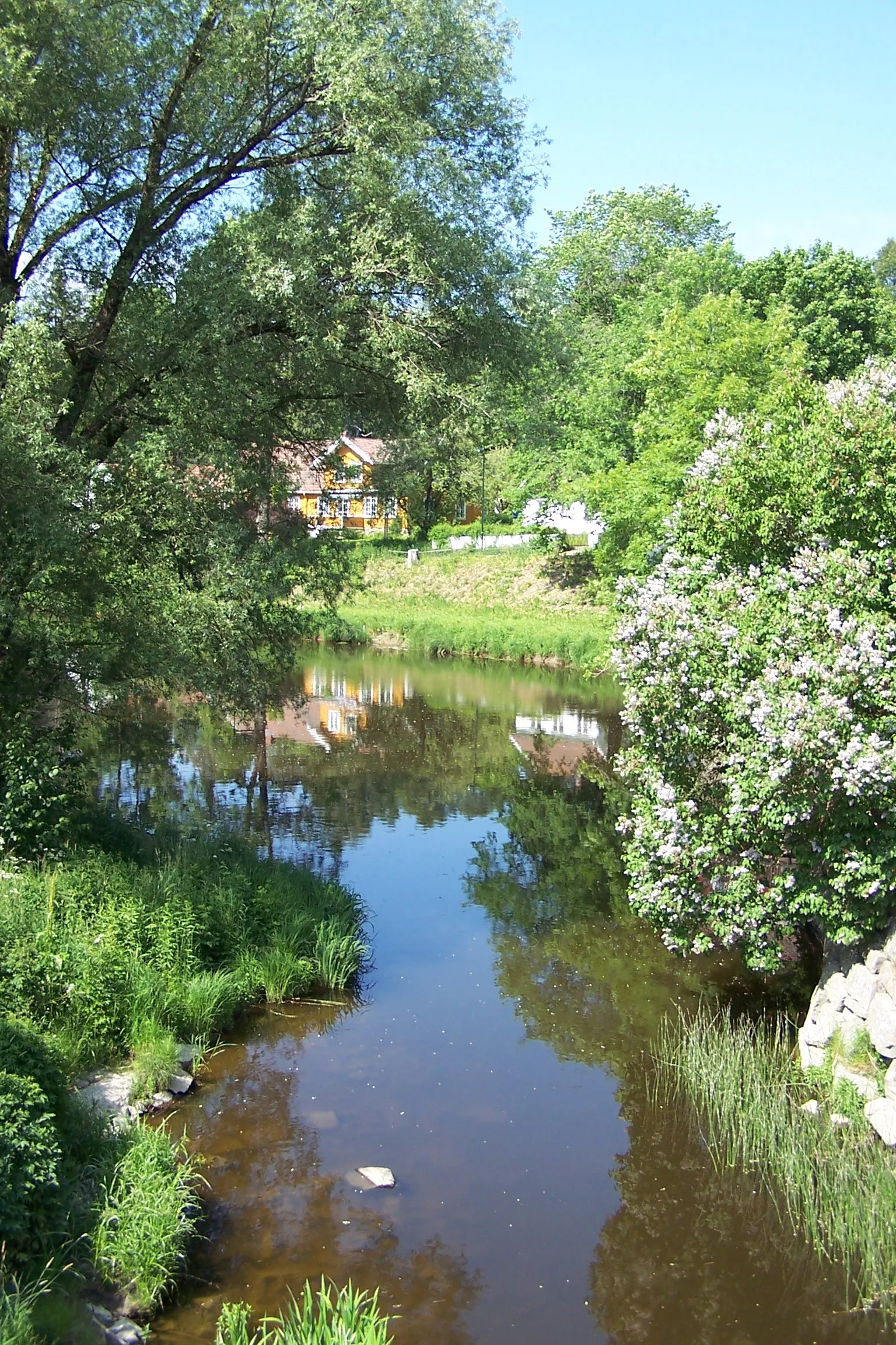 Photo showing: Hølen, River Såna (locally known as Hølenselva flowing through the centre of the village