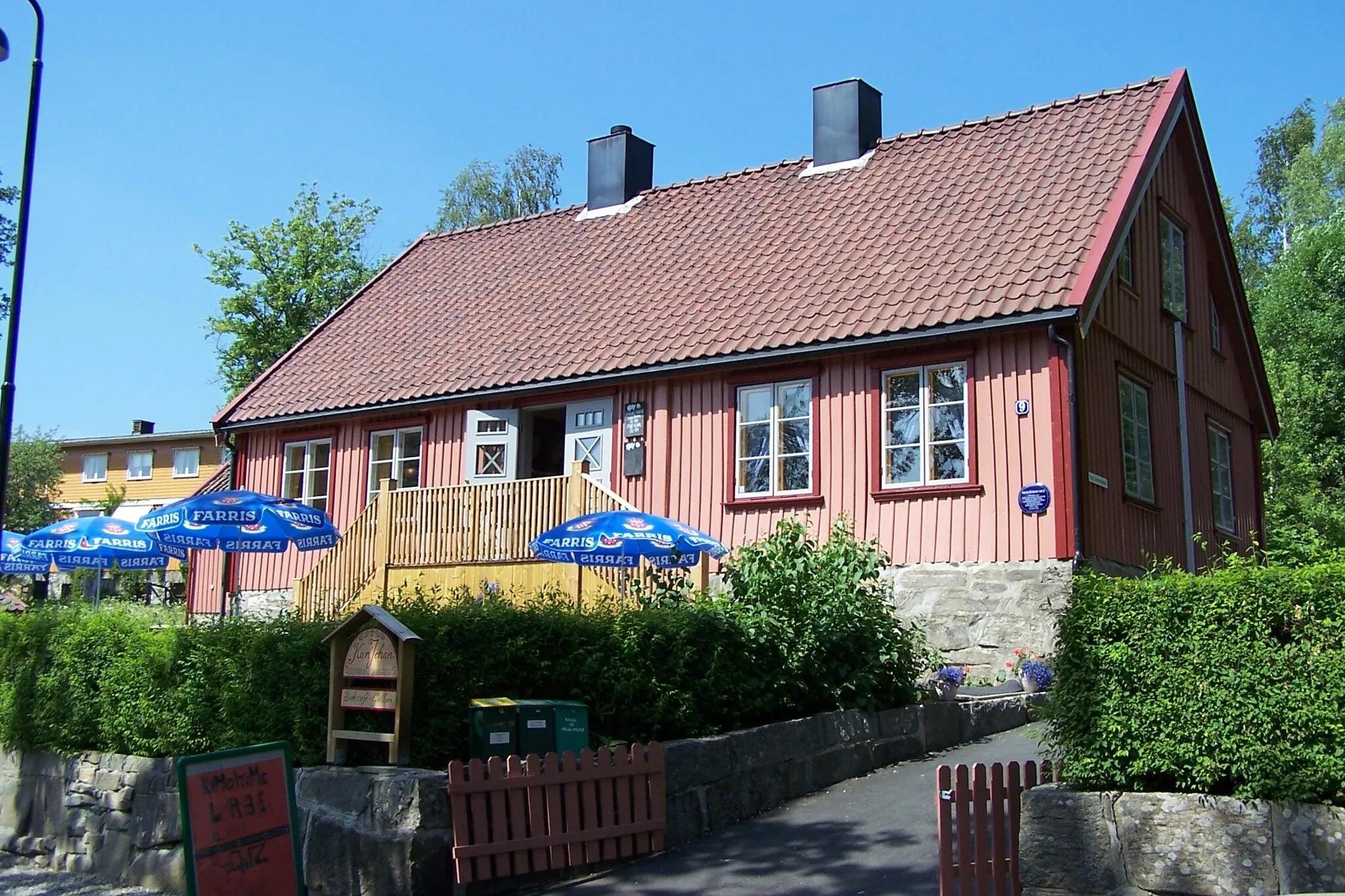 Photo showing: Hølen, "Holterhuset". Built 1850, used as school and schoolmaster's residence until 1878, from 1870 until 1962 as post office, from 1908 to 1927 as a public library, from 1900 to 1943 municipal offices and from 1912 to 1975 as telephone central. In 2006 a café was opened in the building.