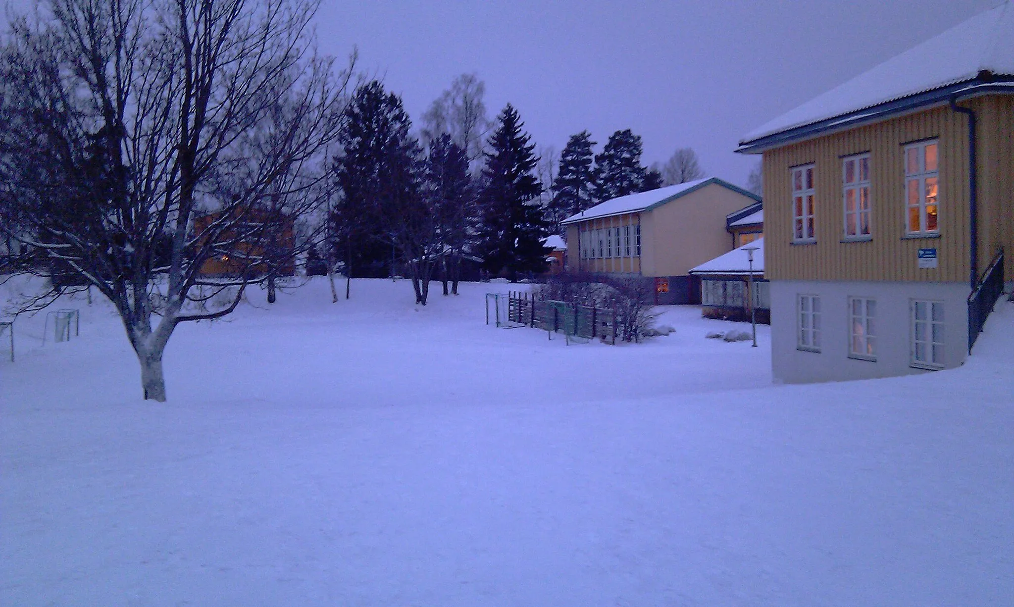 Photo showing: Del av skolegården på Nordby skole