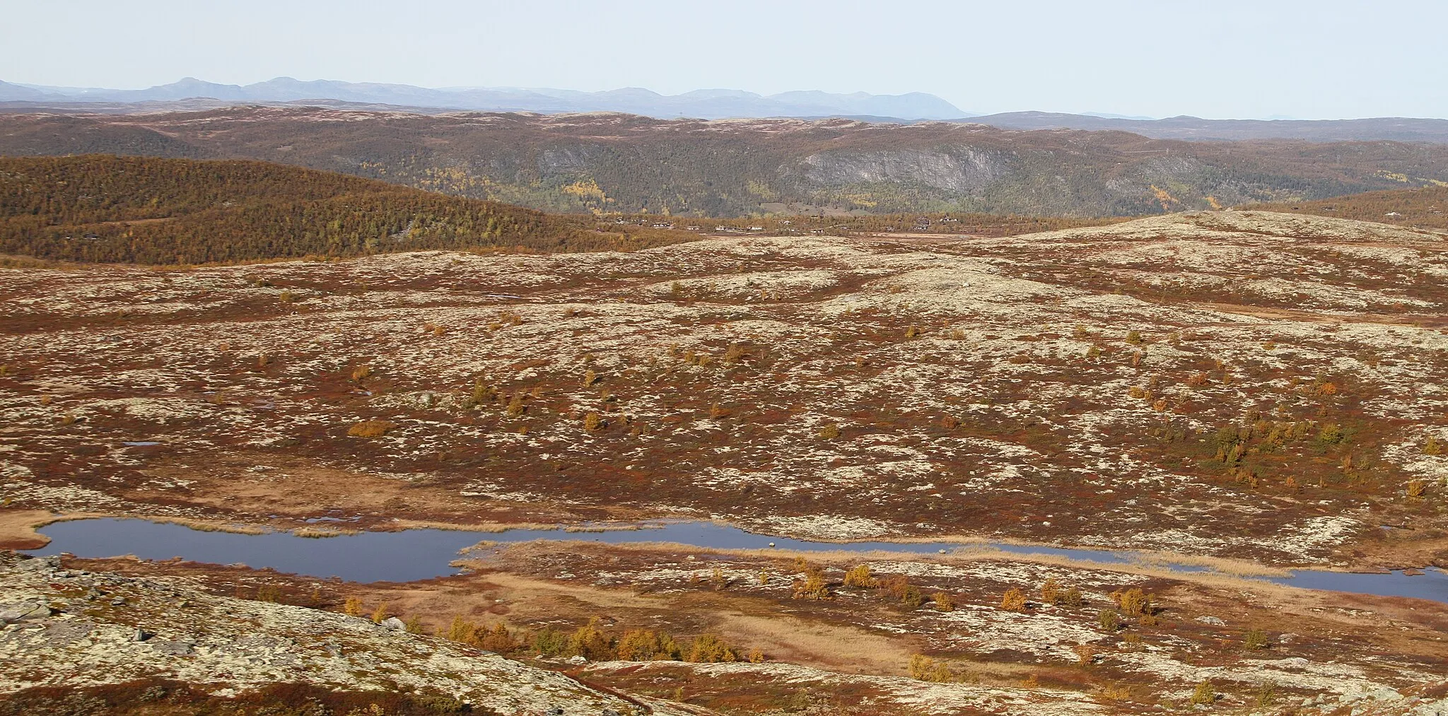 Photo showing: Dagalifjell in the foreground. Behind that is Dagali settlement/township in the municipality of Hol, Buskerud county (Norway). Behind the settlement is Ramberget Cliff and Hestehovda mountain, and in the far distance is the Reineskarvet mountain massif.