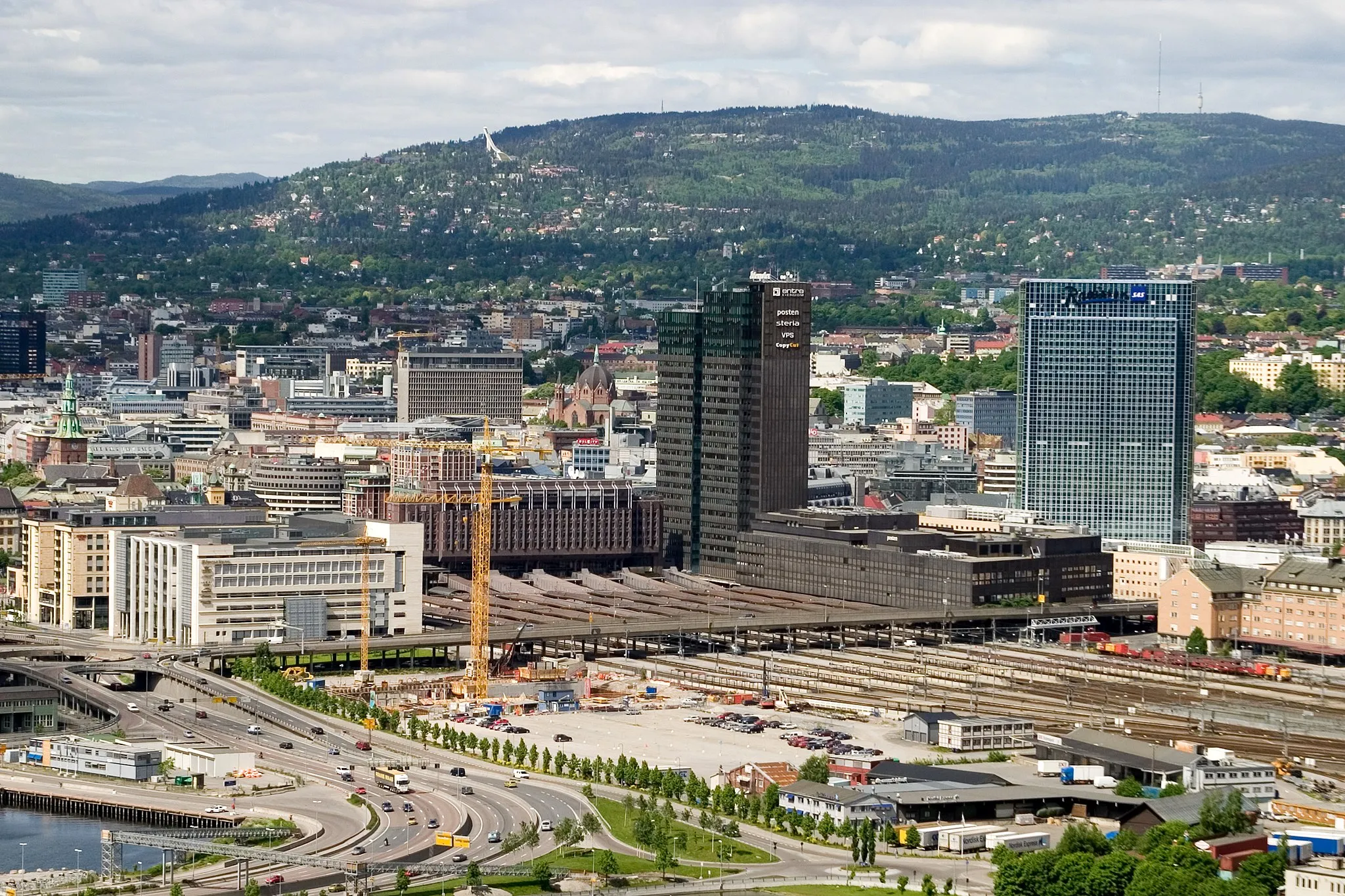 Photo showing: The Bjørvika area and Oslo Central Station seen from Ekeberg.