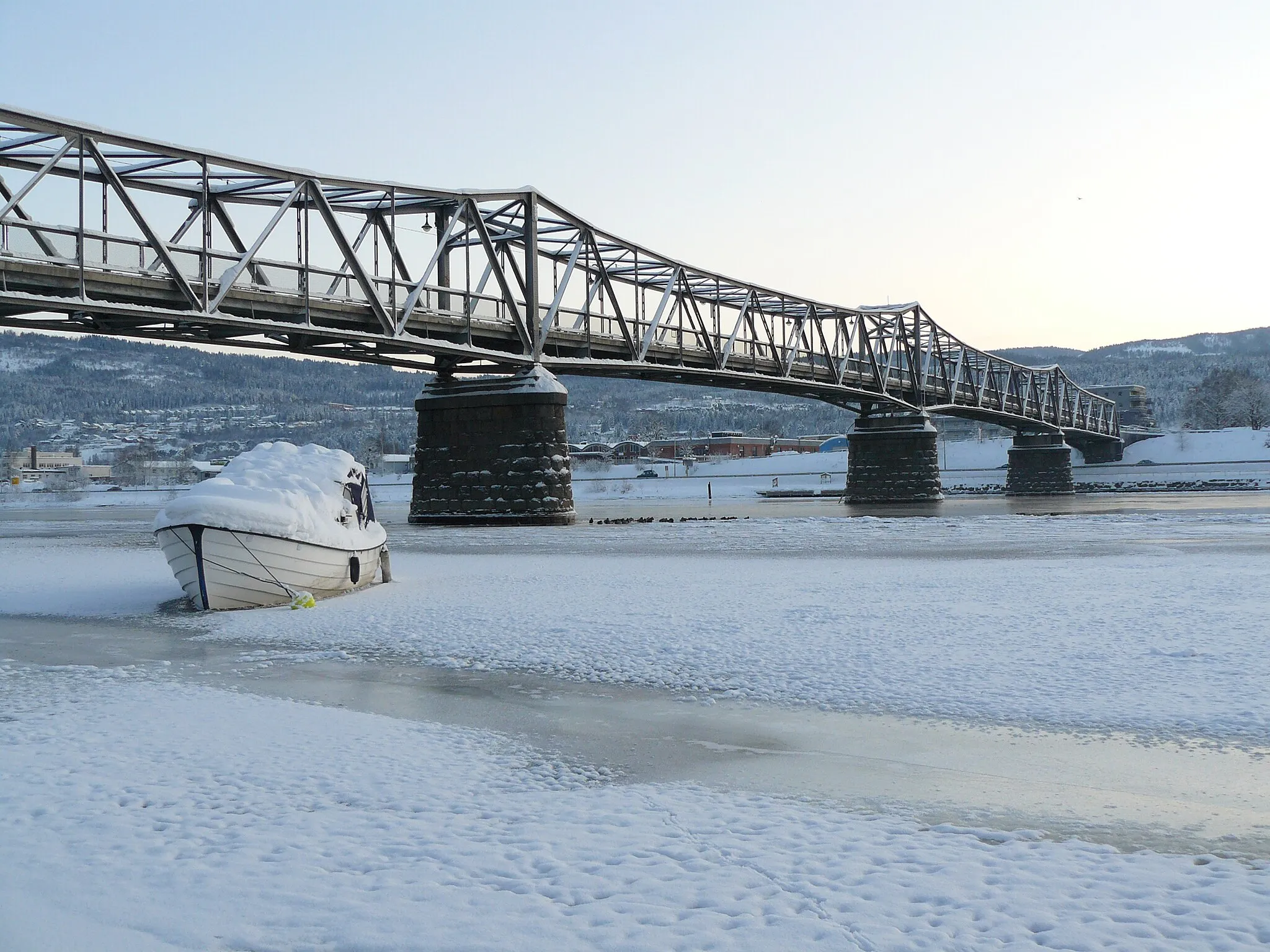 Photo showing: Mjøndalsbrua from Krokstadelva towards Mjøndalen.