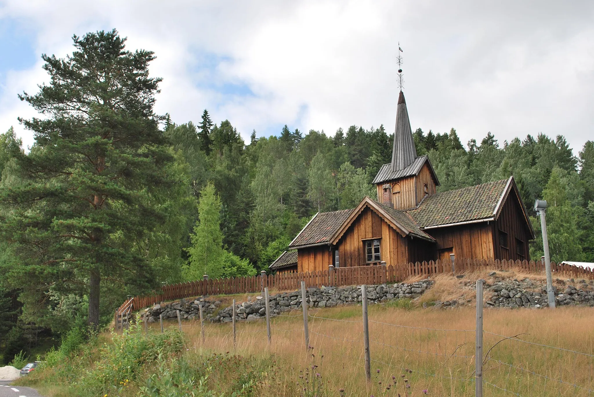 Photo showing: Vatnås kirke, Grenskogen, Sigdal, sett fra veien