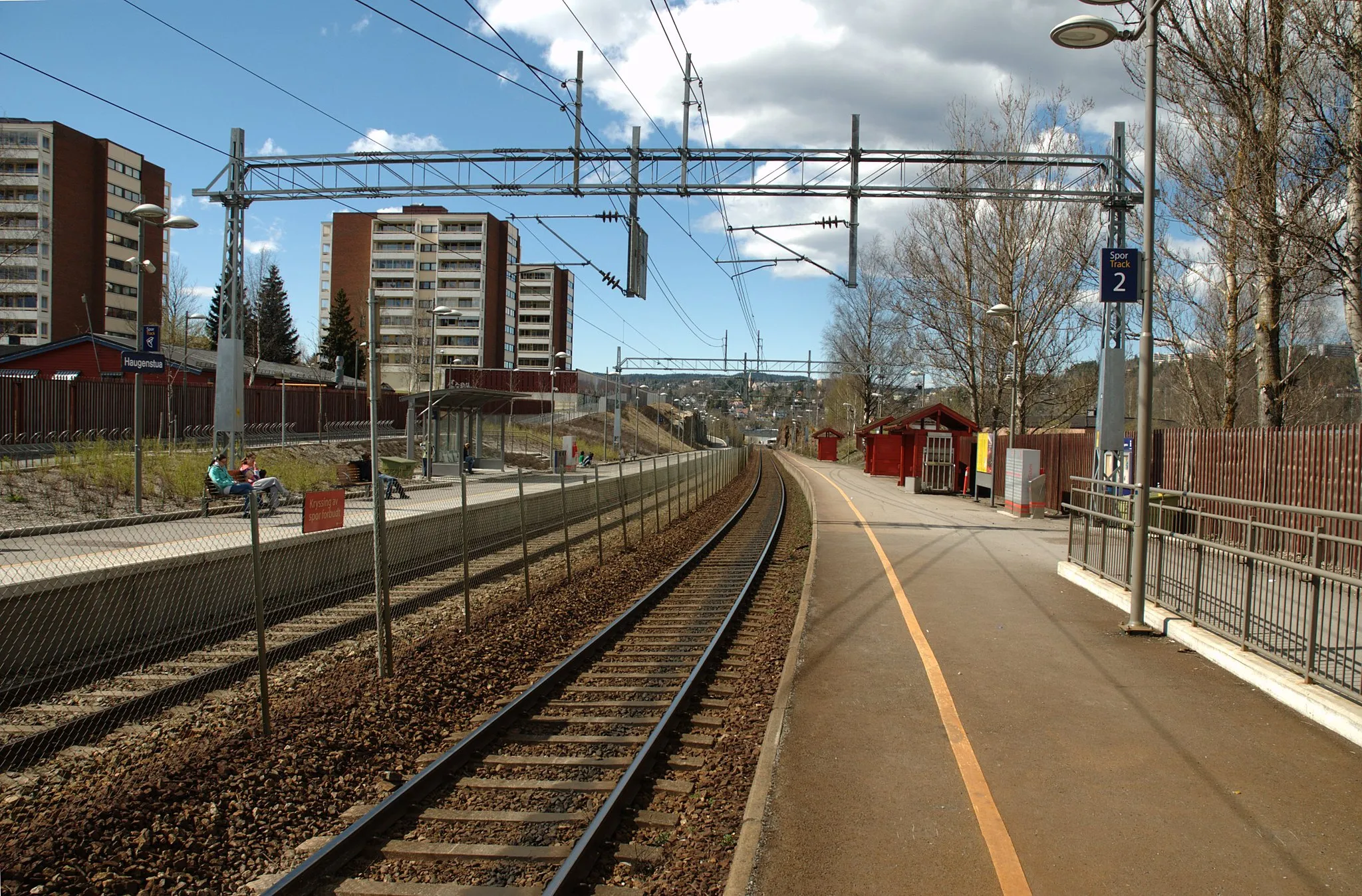 Photo showing: Haugenstua is a railway station on Hovedbanen in Oslo, Norway.