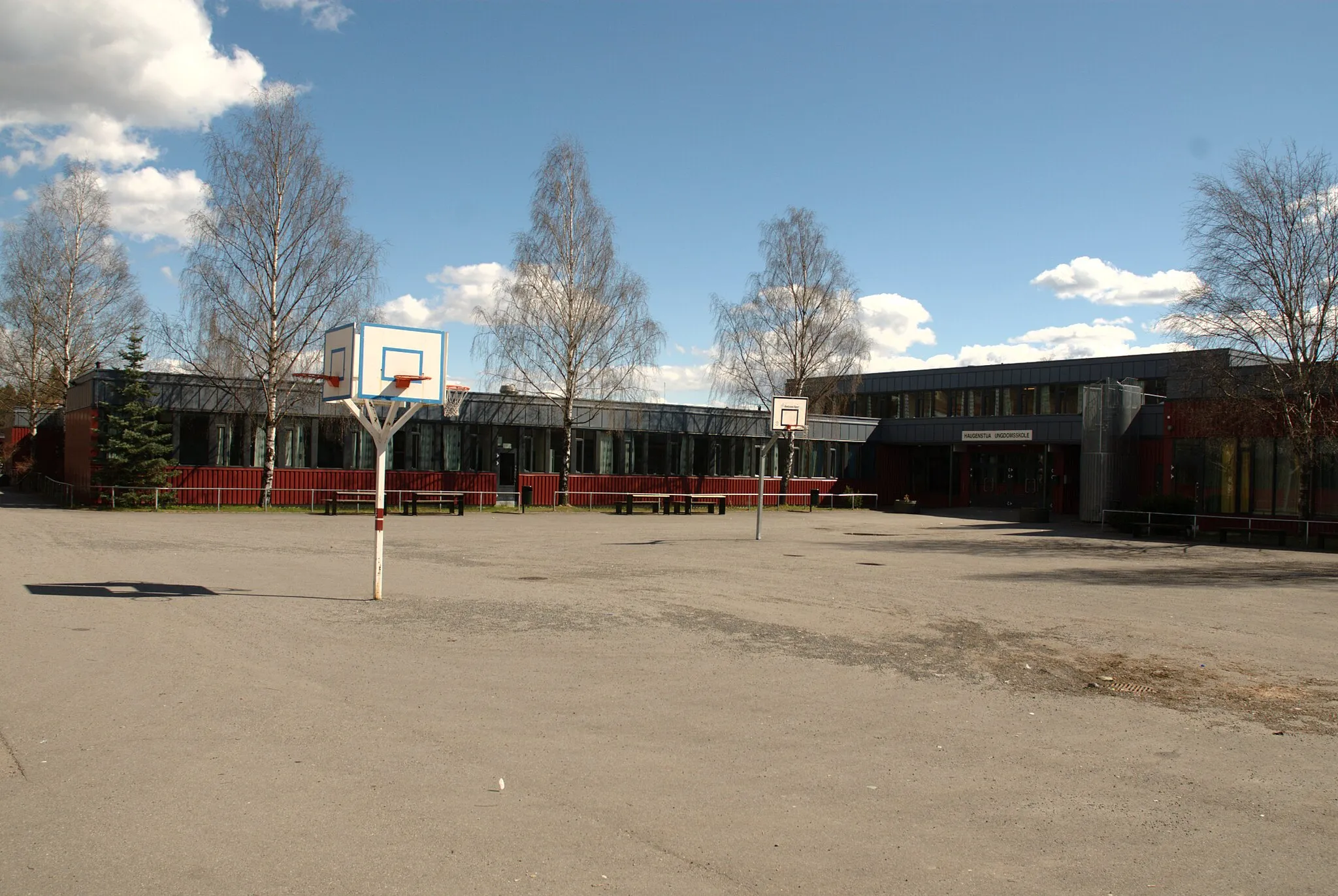 Photo showing: Haugenstua skole er en ungdomsskole i Stovner bydel, Oslo, bygget i 1972.