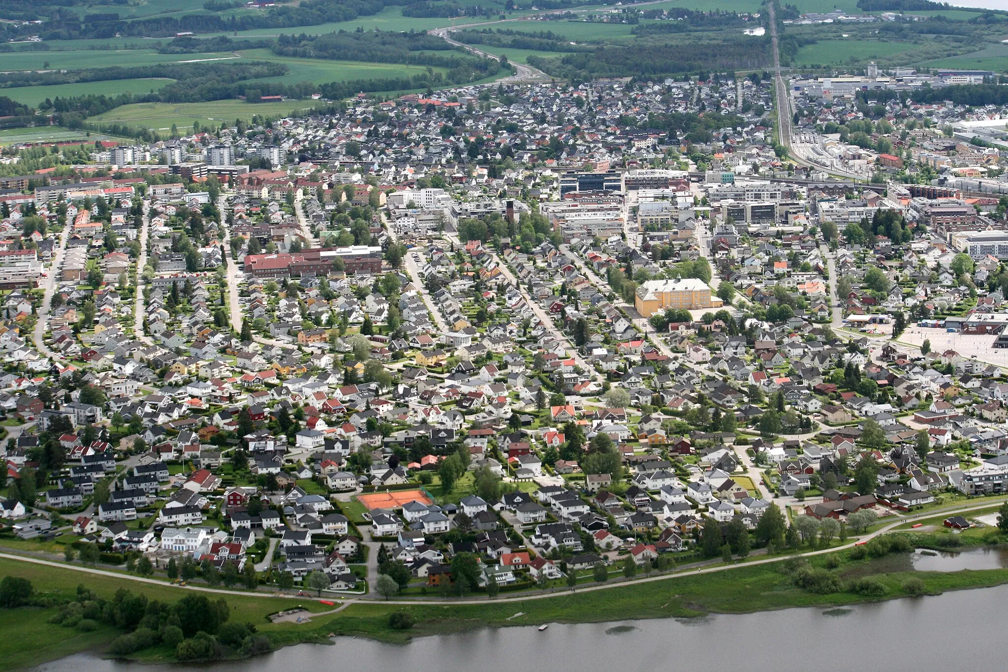 Photo showing: Aerial photograph from June 14th, 2015. Part of city of Lillestrøm (Norway) with river Nitelva in the foreground.)