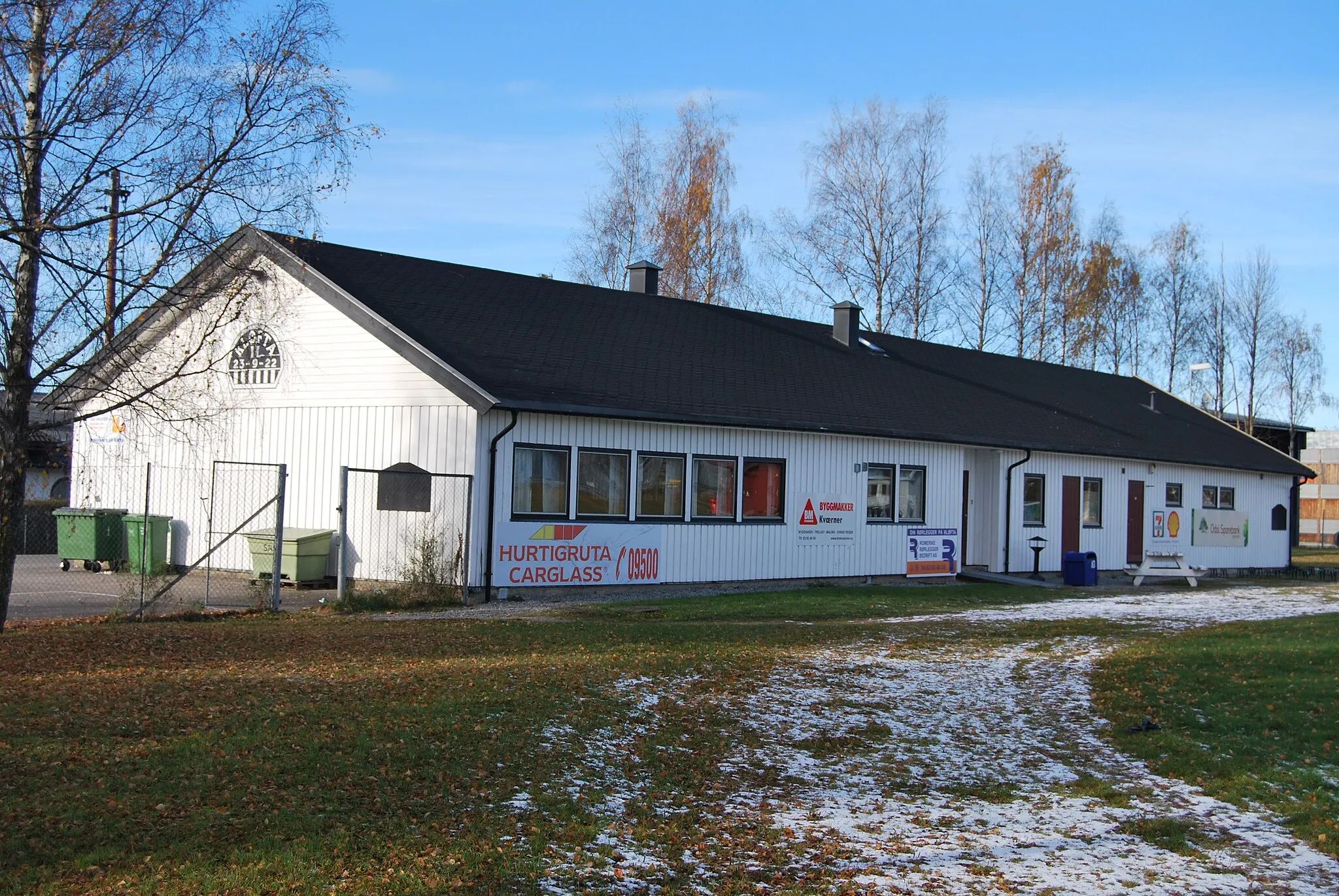 Photo showing: Kløfta, boisko sportowe. Budynek obiektu.