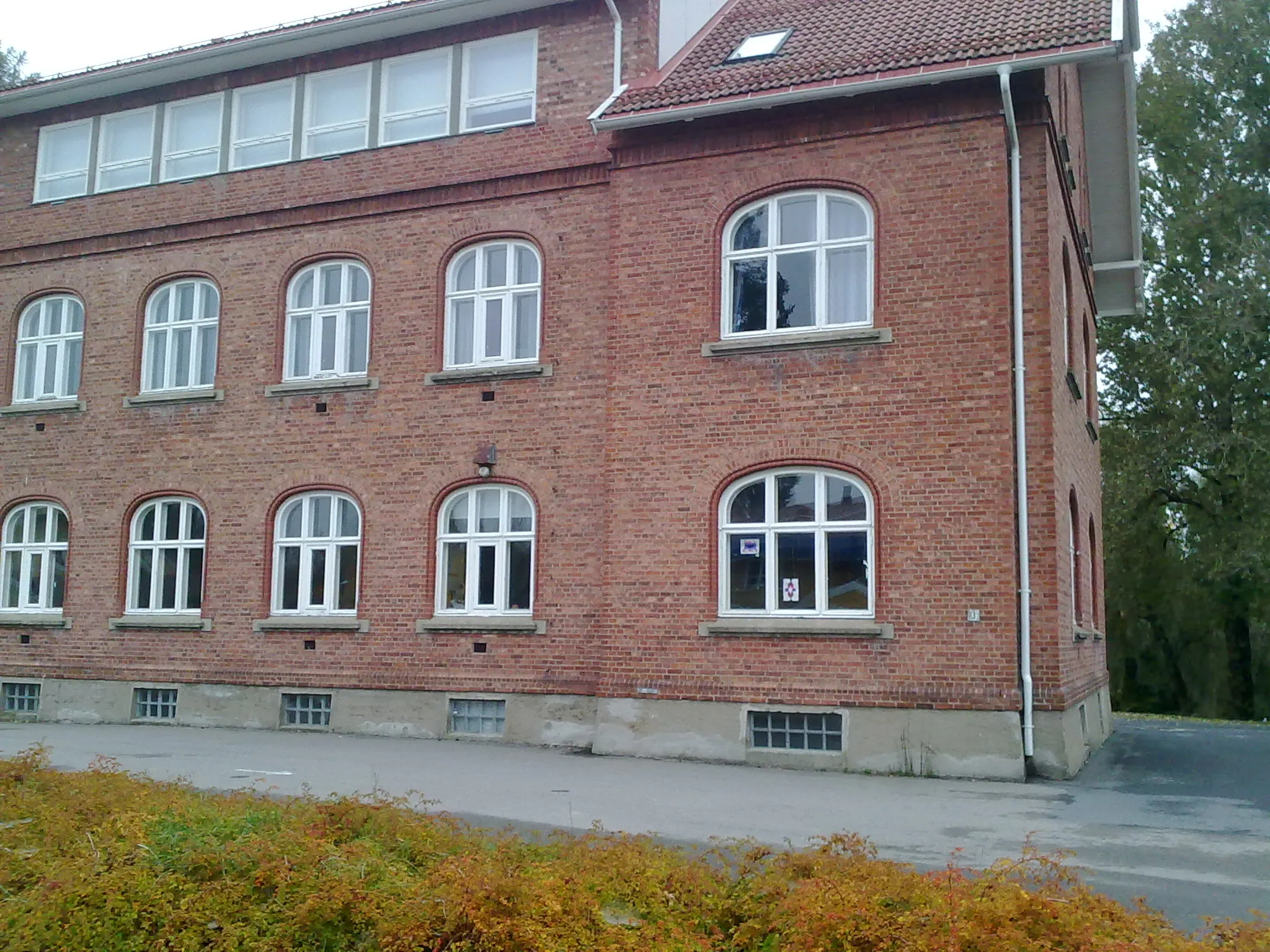 Photo showing: Gamle Åsgård skole, også kalt rødskolen.