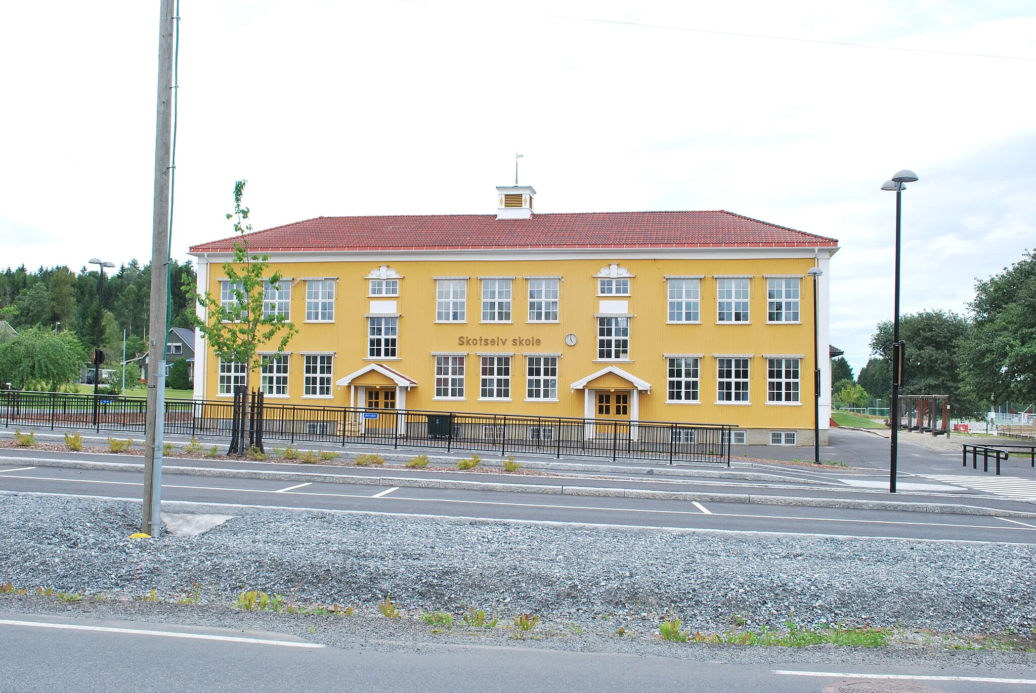 Photo showing: Skotselv primary school (barne- og ungdomsskole), Skotselv, Øvre Eiker municipality