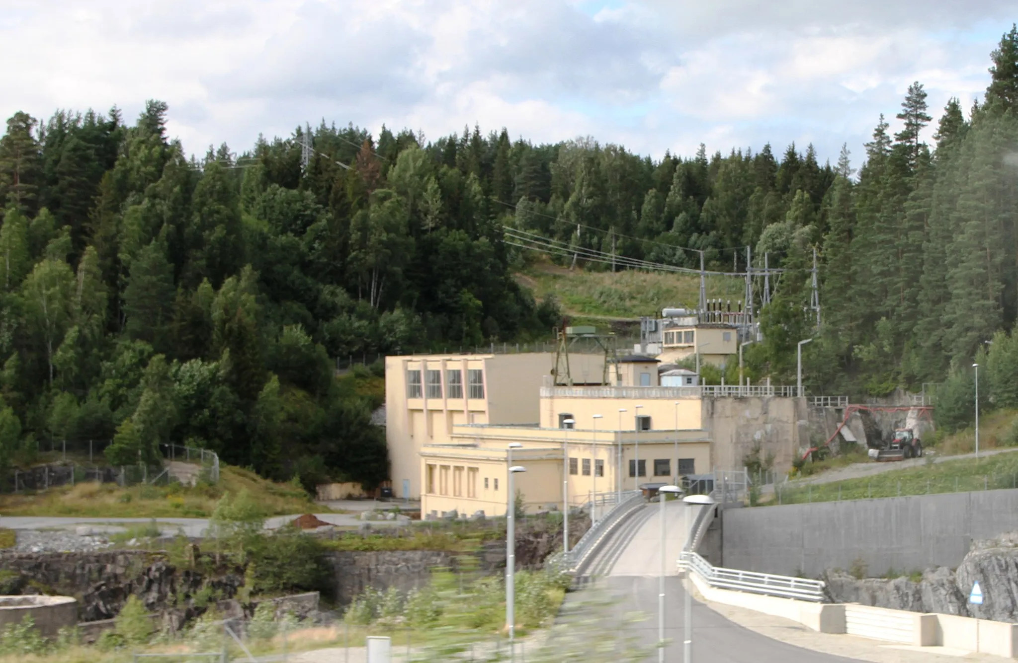 Photo showing: Embretsfoss (Embret Waterfall) dam and Power station in Drammenselva river, Buskerud, Norway