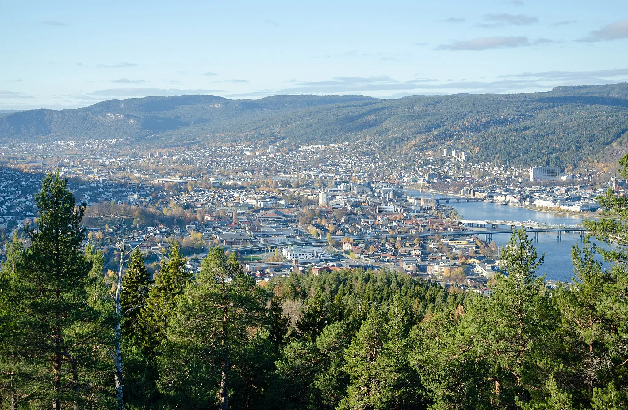 Photo showing: Drammen seen from Nordbykollen.