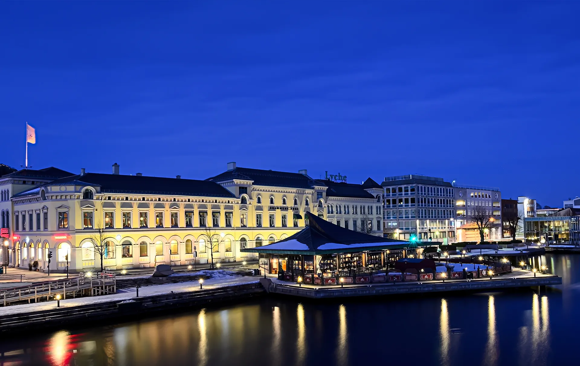 Photo showing: Børsen og Skutebrygga fotografert i den blå timen