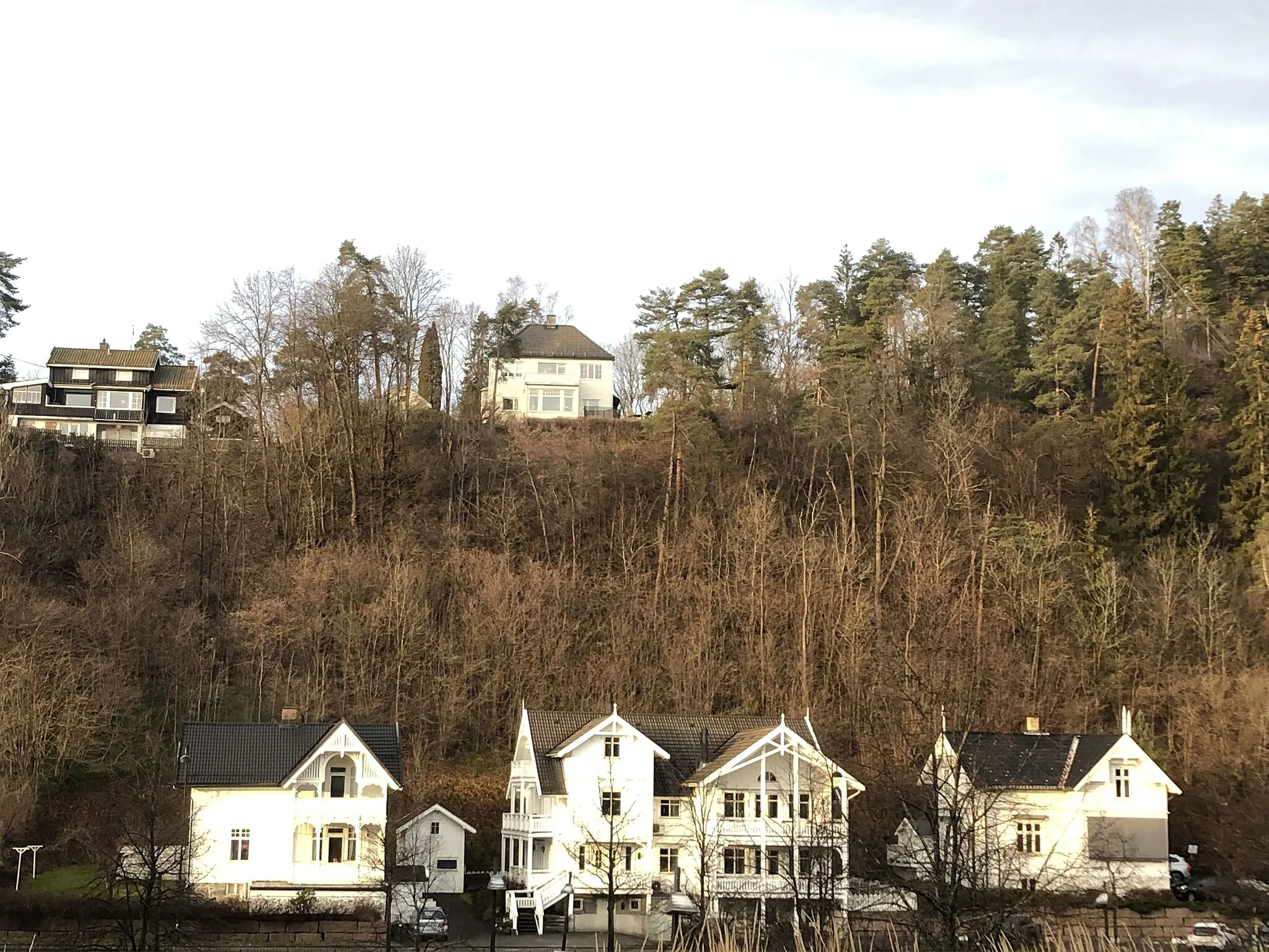 Photo showing: Løkkeåsveien 11 og 13, Sandvika, øverst i bildet.