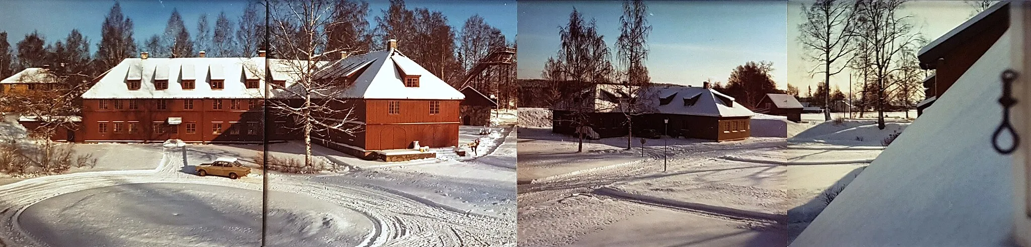 Photo showing: 1973.01.15 Panorama fra venstre Rektorboligen, Artilleribygningen, Krutthuset, Hoppbakken, Smia og takflaten på Kommandantboligen på Blaker skanse. (Mangler kun en liten bit på midten.)