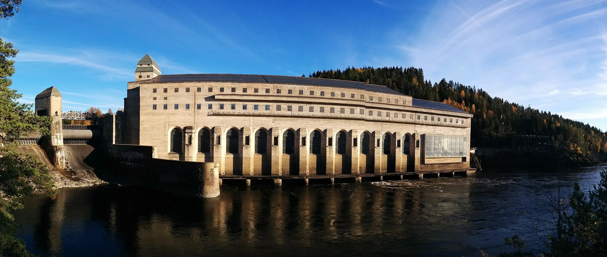 Photo showing: Panorama from the west shore down the river