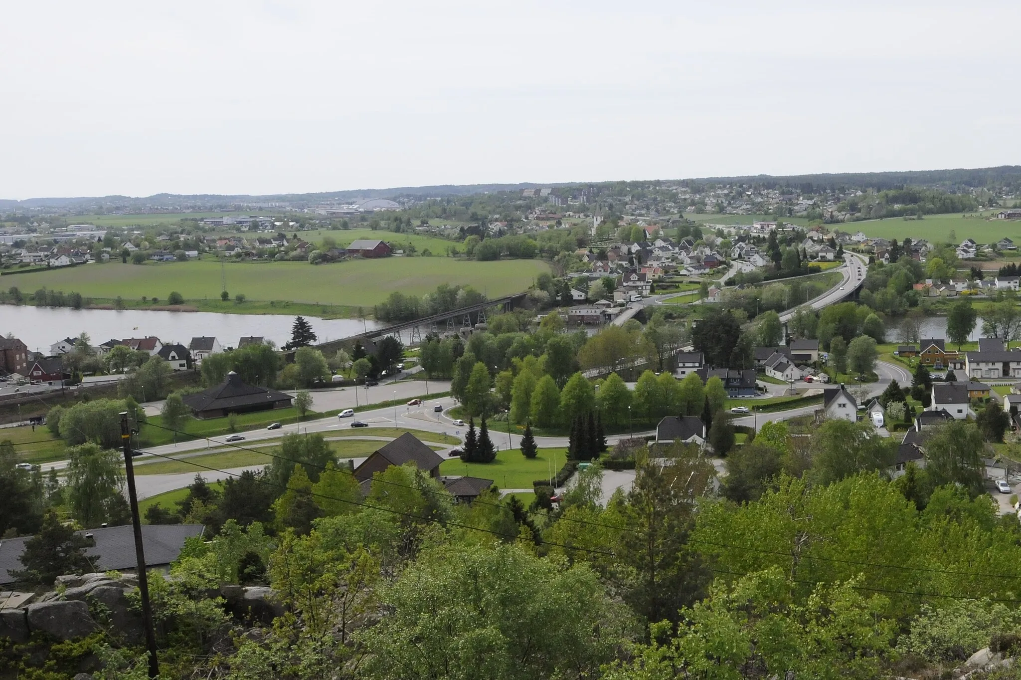 Photo showing: Utsikten fra Greåker fort sør-vestover mot fylkesvei 109 og Glomma.