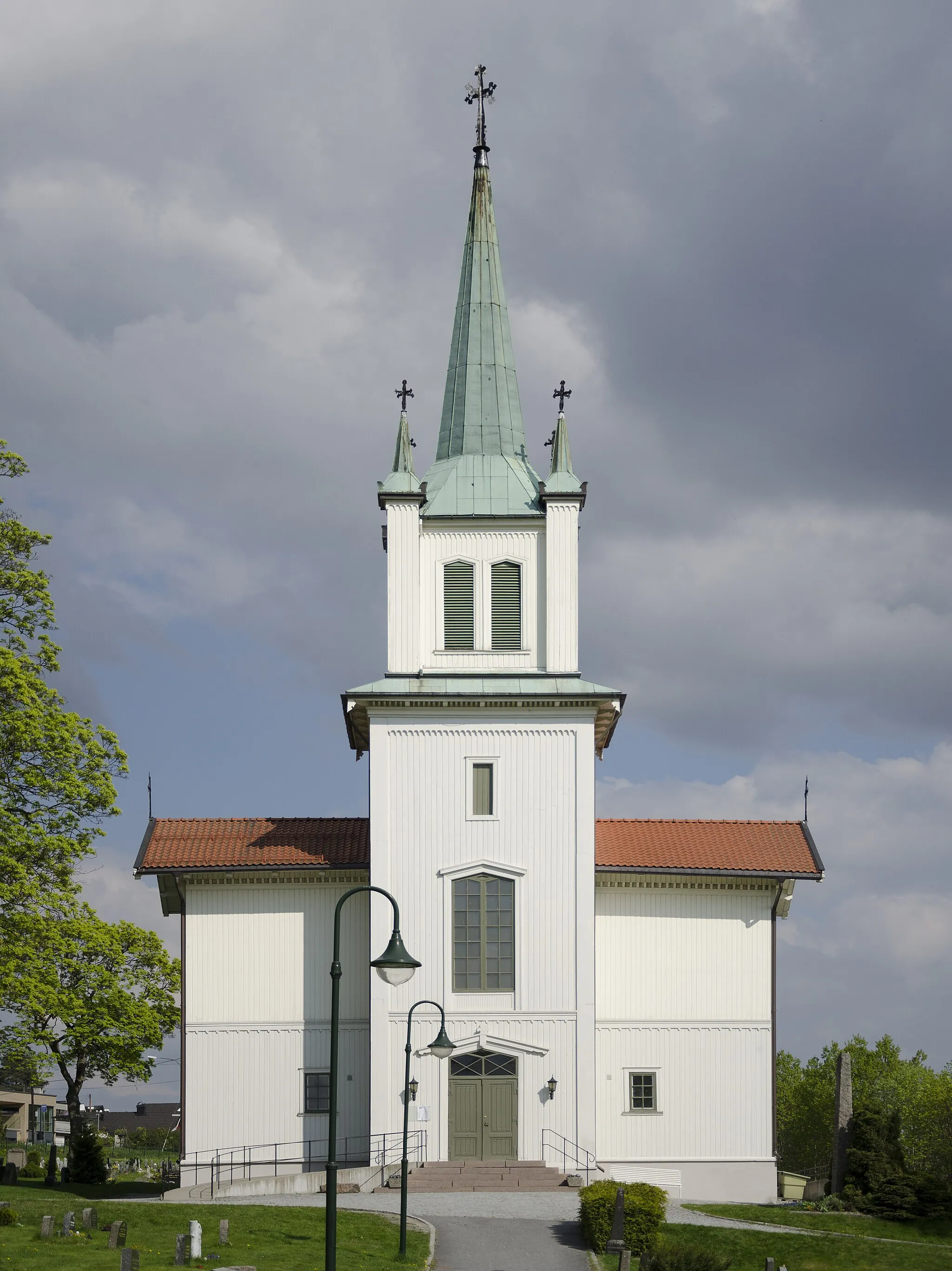 Photo showing: Lower Eiker church entrance in May 2018.