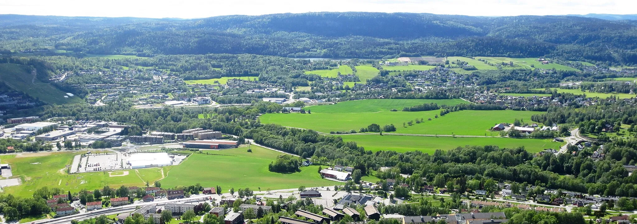 Photo showing: Panoramic view over Vøyenenga and Ringvoll wards, far west in the municipality of Bærum, Norway