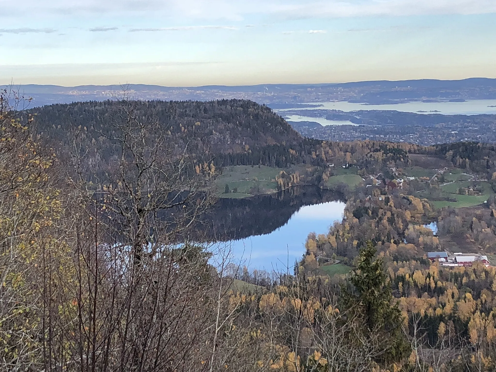 Photo showing: Semsvannet (lake) with Skaugumåsen (mountain), in Asker municipality, west of Oslo, Norway.