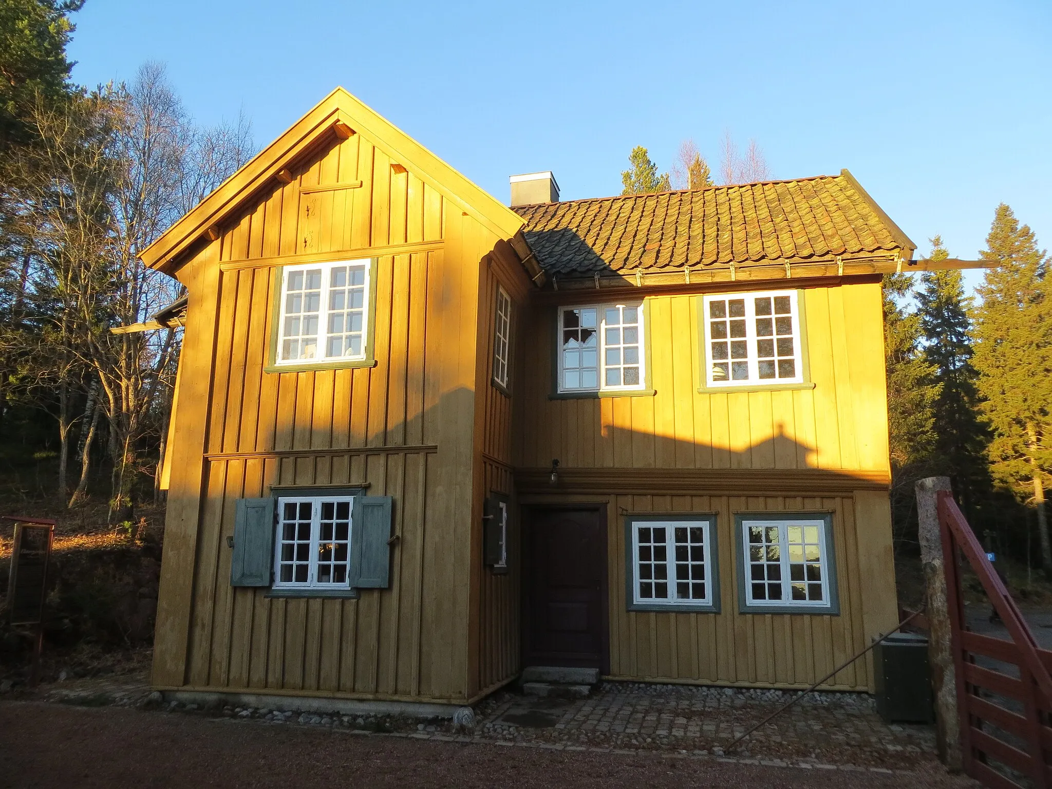 Photo showing: Elstergaarden (The Elster Manor) was a Commercial and dwelling house in the street Tollbugata 20, in Drammen (Norway). The house is from the 1600s, while the wooden exterior is typically 18th century.This building has had shops, and a bakery, through history. Now at Drammens Museum, Buskerud county, Norway.