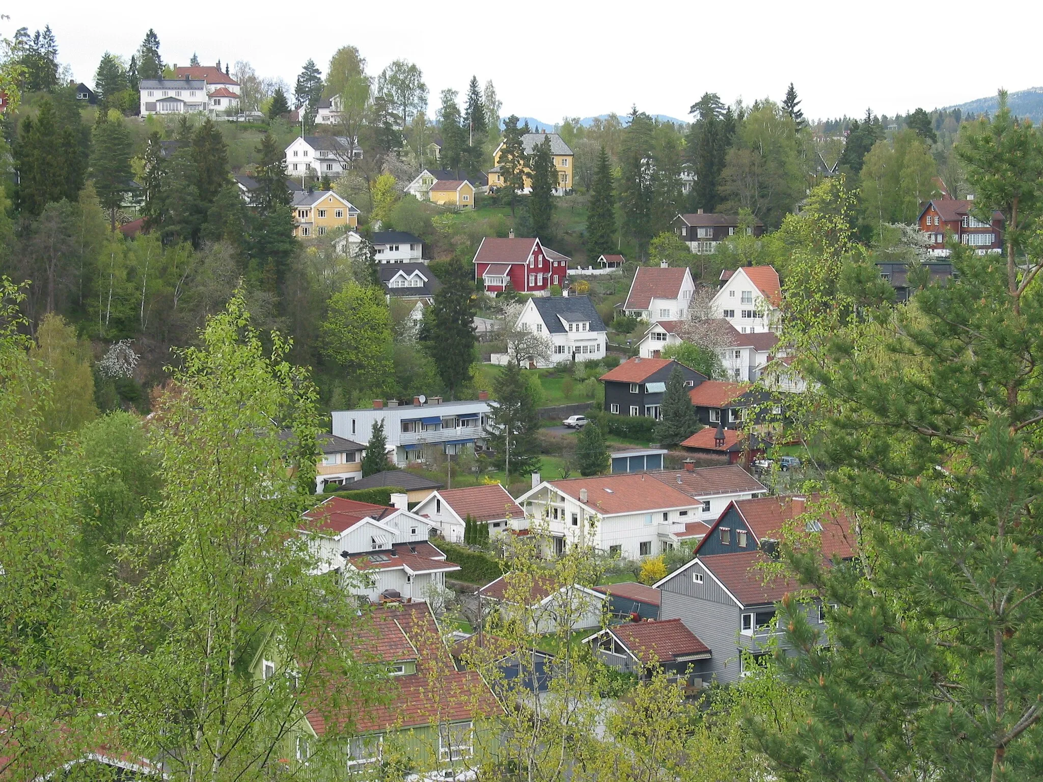 Photo showing: Overview over a portion of lower Jar, Bærum, Norway. Viewed from a house at Malurtåsen, Stabekk, Bærum, Norway.