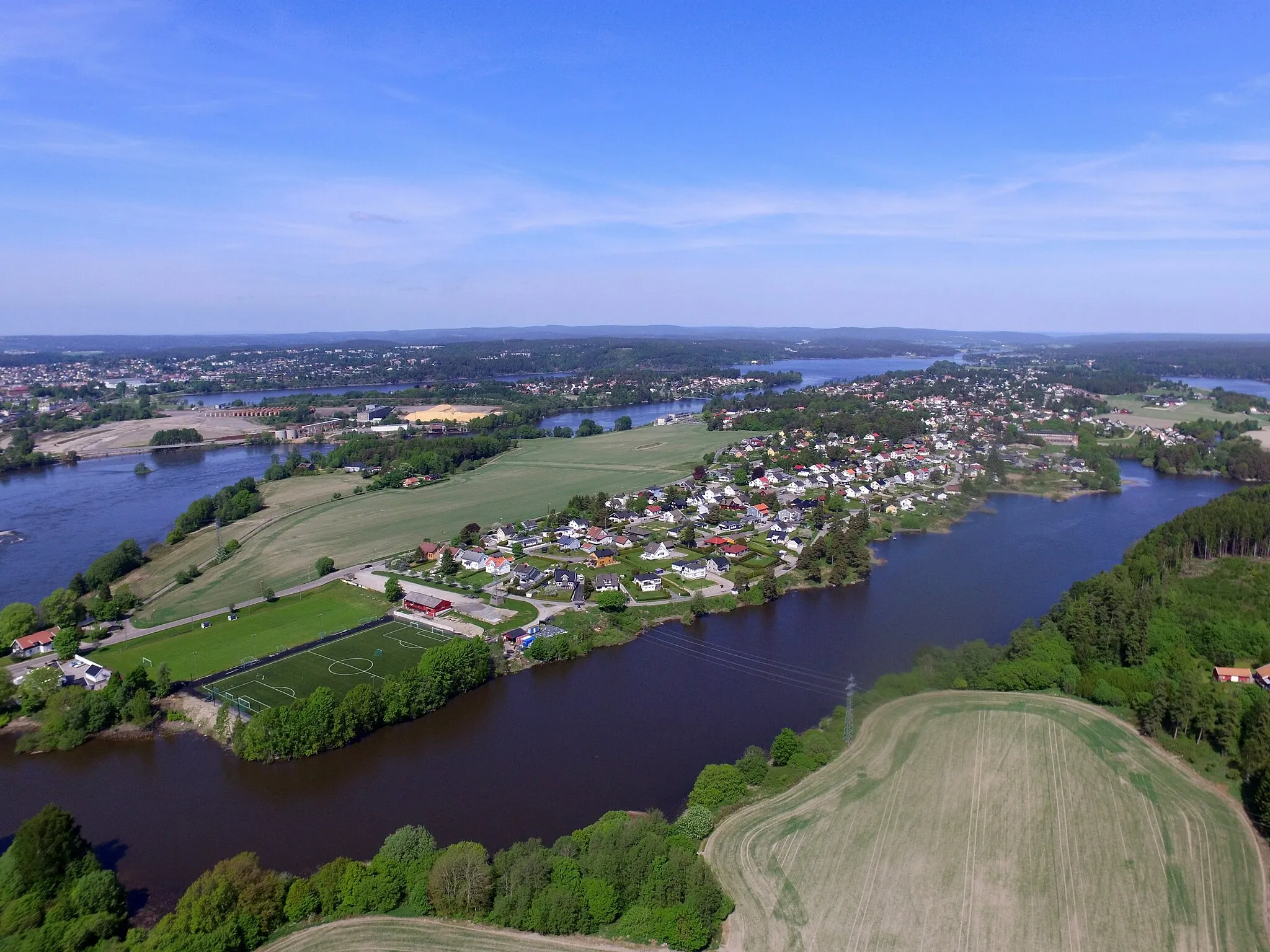 Photo showing: Hafslundsøy, Sarpsborg from the south. Main arm of the river Glomma runs on the left in the picture.