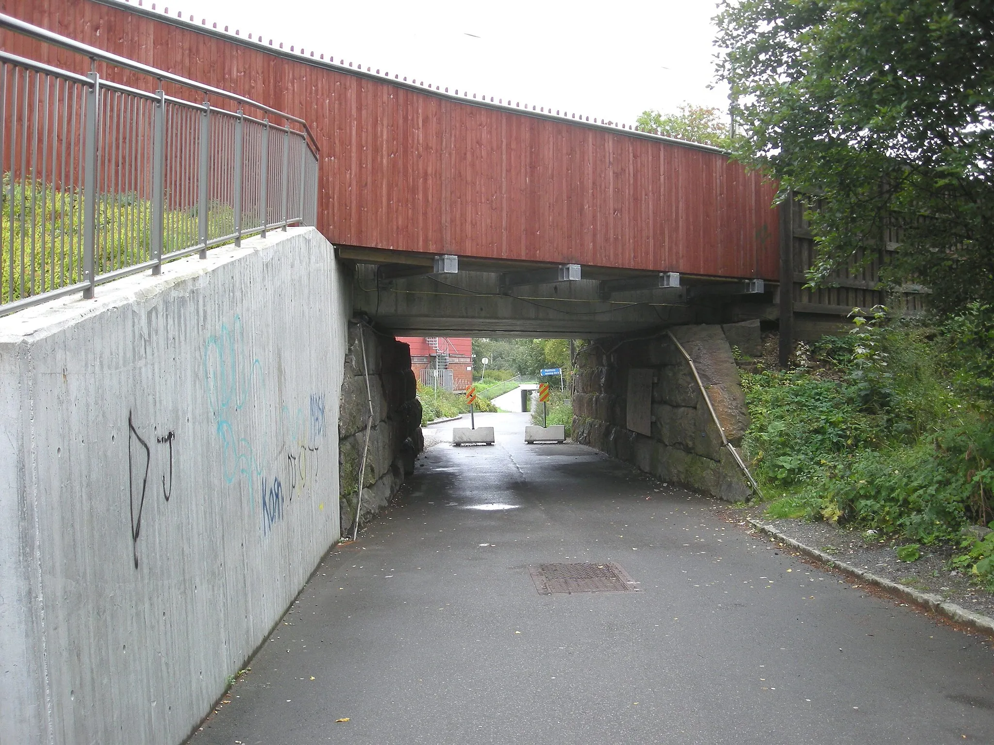 Photo showing: Haugenstuveien ved Haugenstua stasjon er gang- og sykkelvei.