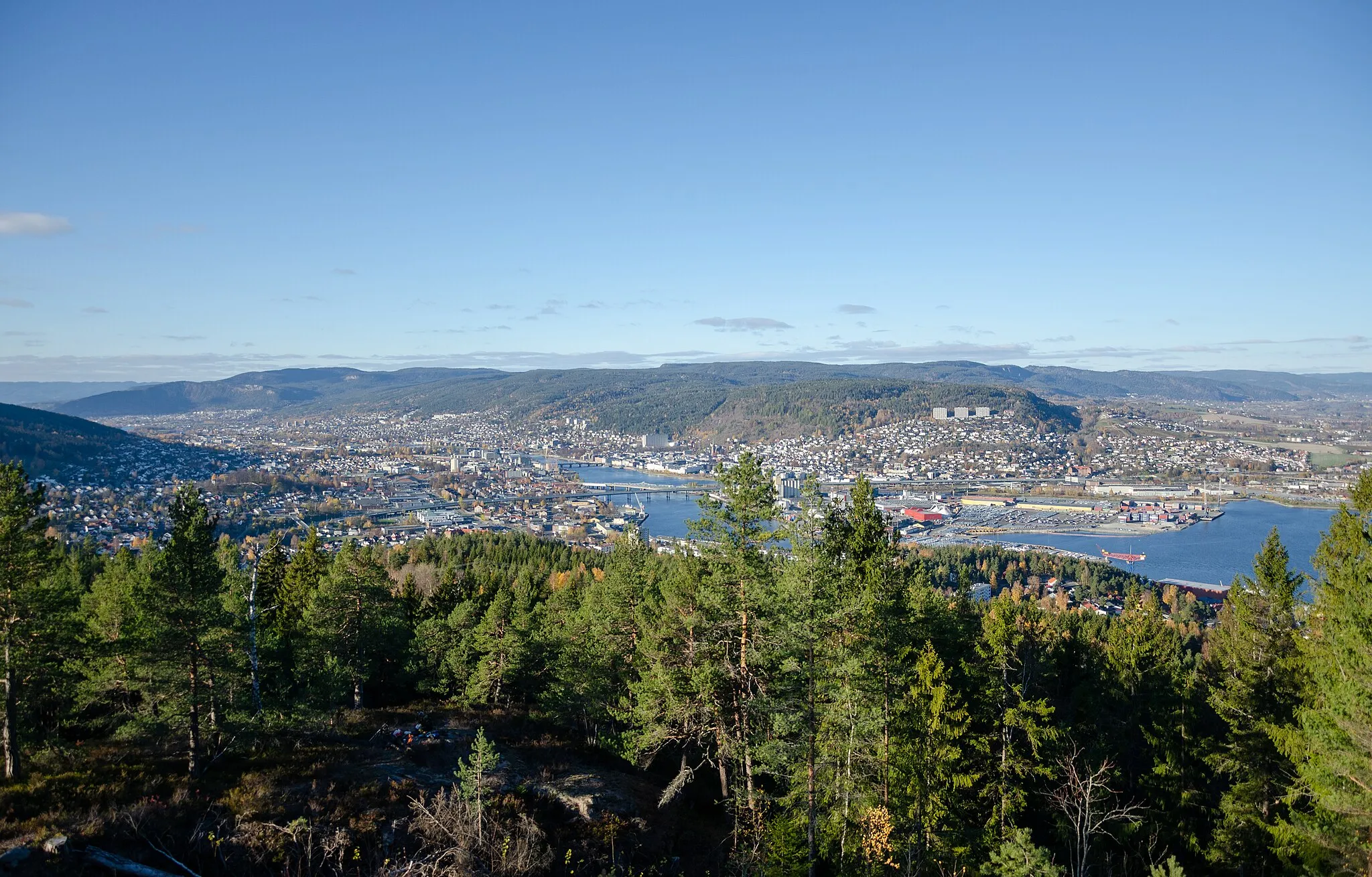 Photo showing: Drammen seen from Nordbykollen.