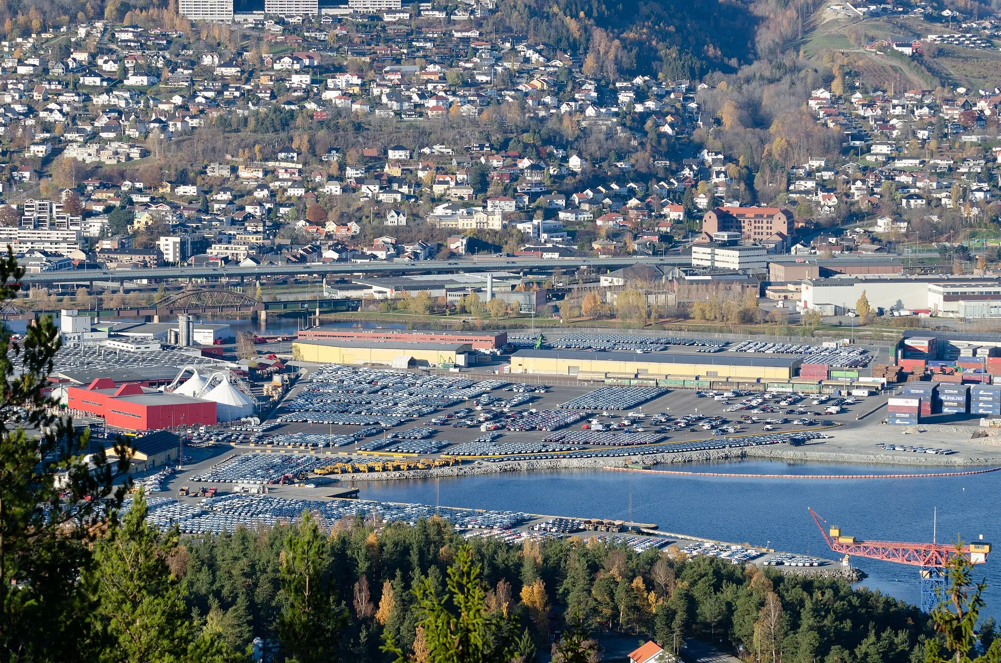 Photo showing: Holmen in Drammen seen from Nordbykollen.