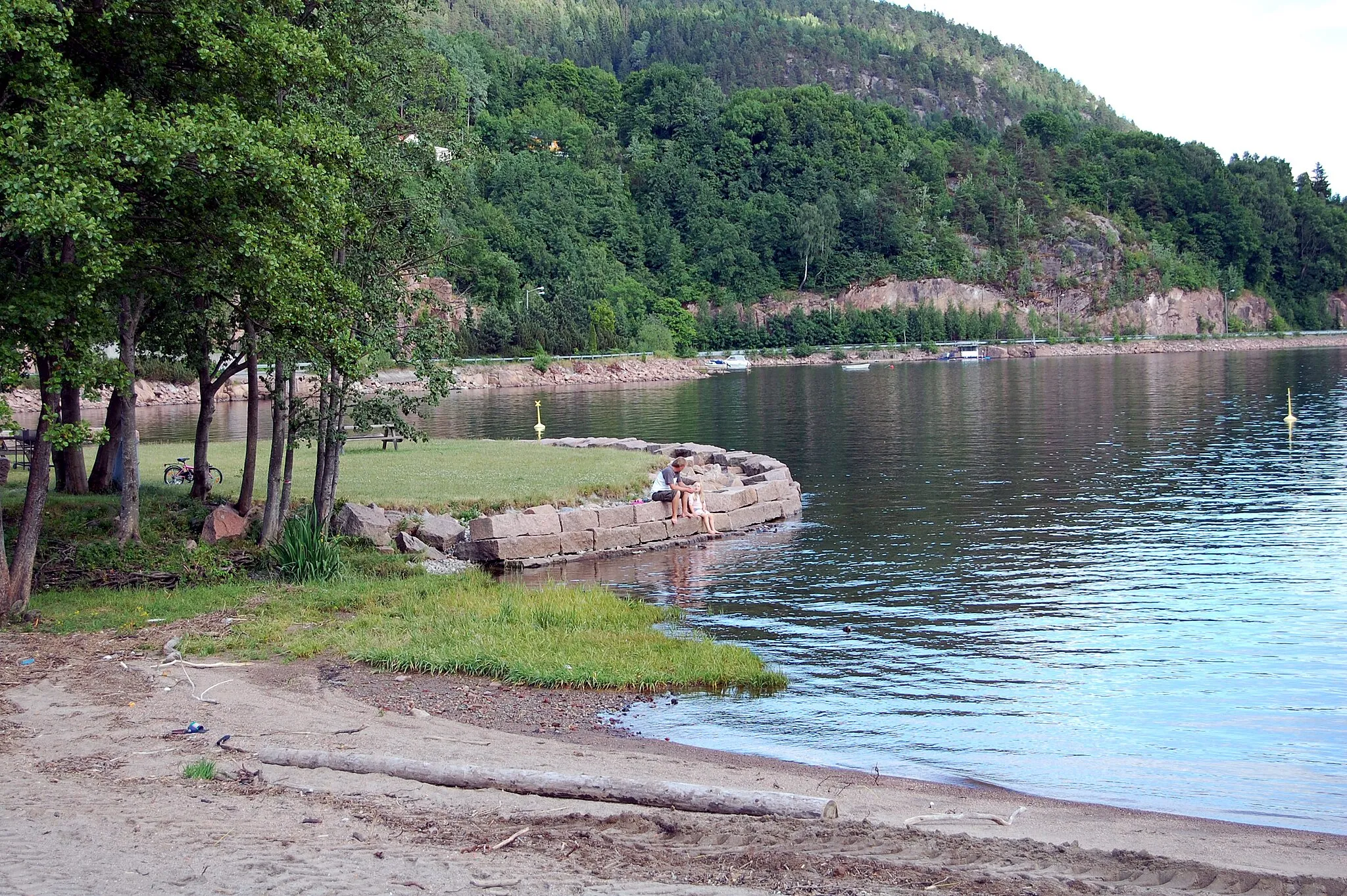 Photo showing: The beach at Hyggen in Røyken, Norway. June 2008