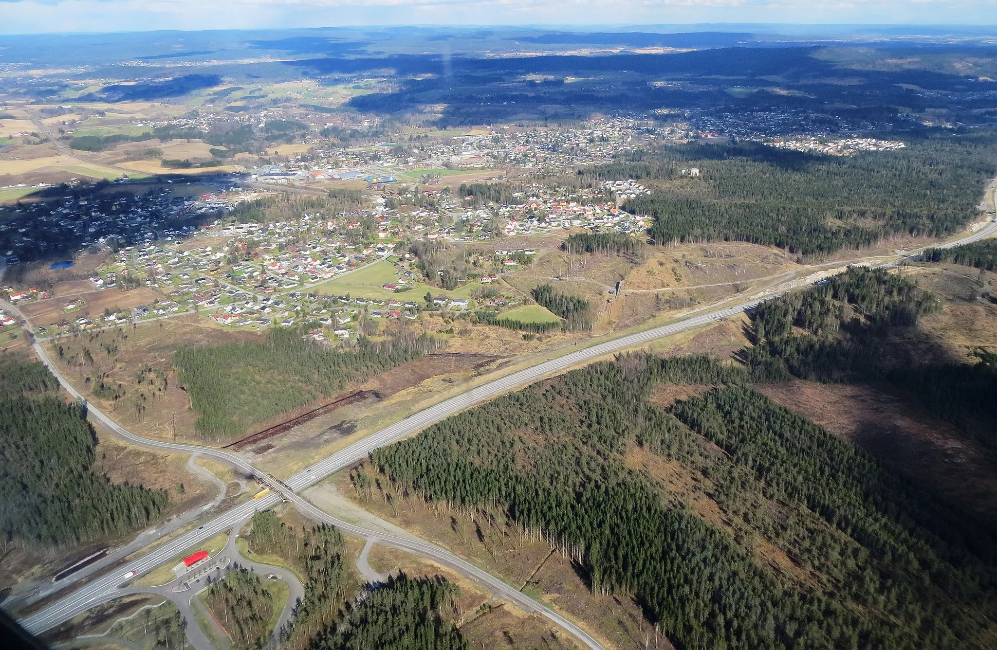 Photo showing: Image from the Råholt area with the Andelva river, and E6 highway. Norway.