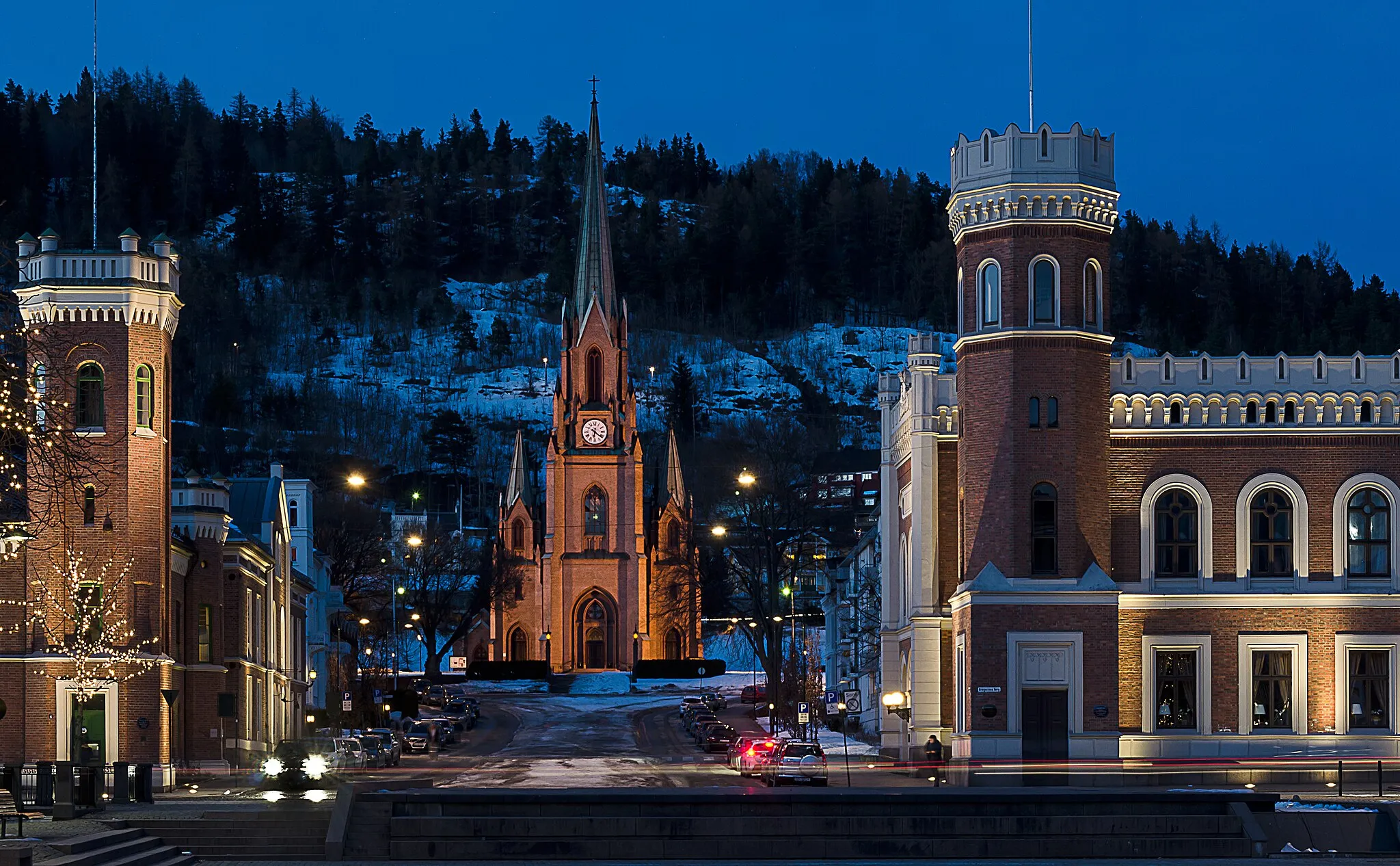 Photo showing: Bragernes kirke i Drammen fotografert i den blå timen