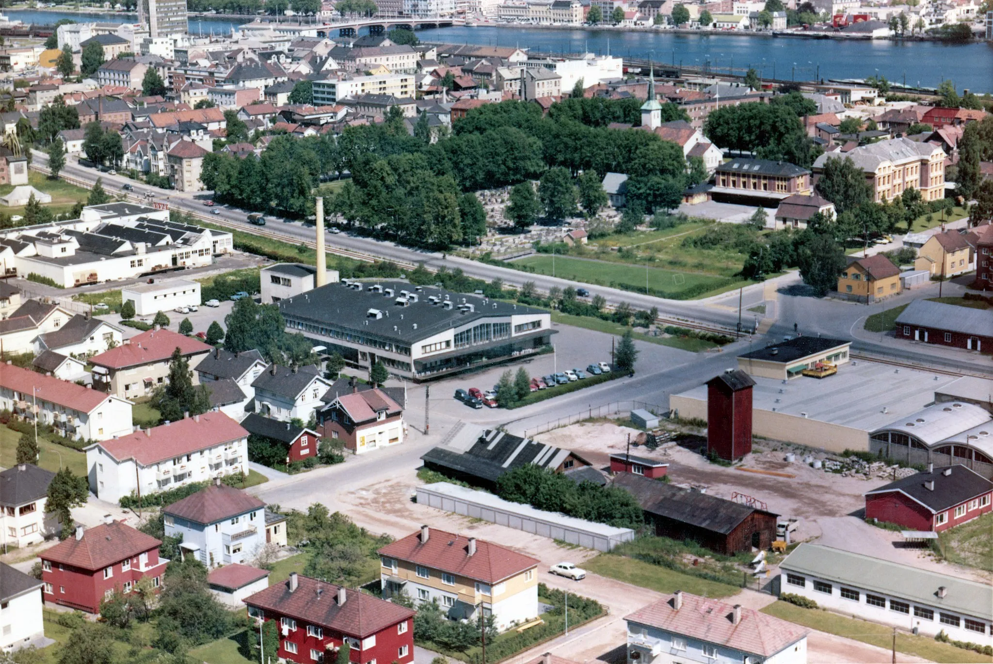 Photo showing: Det beige og hvite huset nederst er Folkestadgate 2. Gata i bakgrunnen er Bjørnstjerne Bjørnsons gate. Austadgata går fra Bjørnstjerne Bjørnsons gate og ender i nedre venstre hjørne. Strømsø skole i bakgrunnen ved Telthusgata. 
Bilde er beskjært og redigert