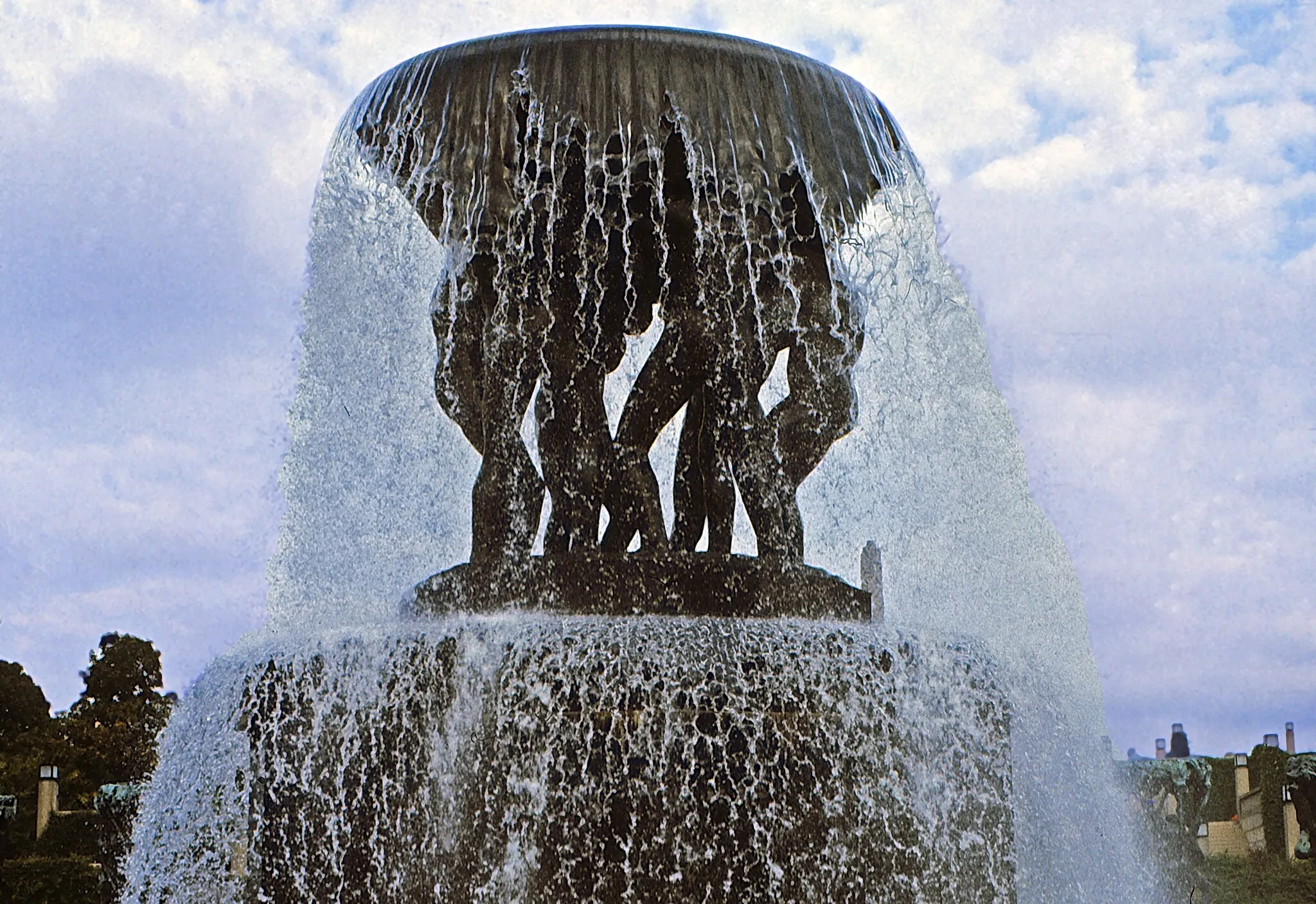 Photo showing: Wasserspiel mit Bronzeskulpturen in der Vigelandsanlegget (deutsch Vigeland-Anlage, auch genannt Vigeland-Skulpturenpark oder Vigelandpark, befindet sich im Frognerpark in Oslo, Norwegen.