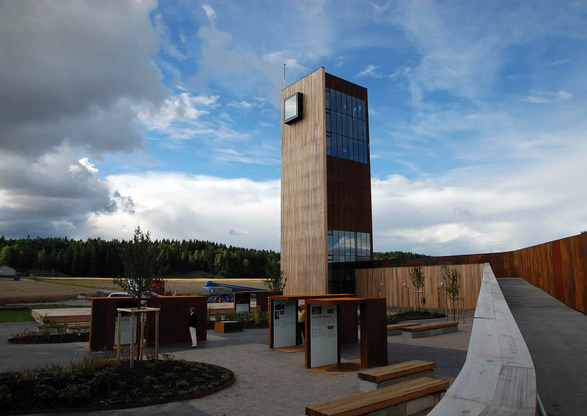 Photo showing: Solbergtårnet rasteplass is located at Skjeberg, in Sarpsborg, Norway and is a resting place for motorists using the European route E06. It was completed in 2010 and has won a local prize for good architecture.
